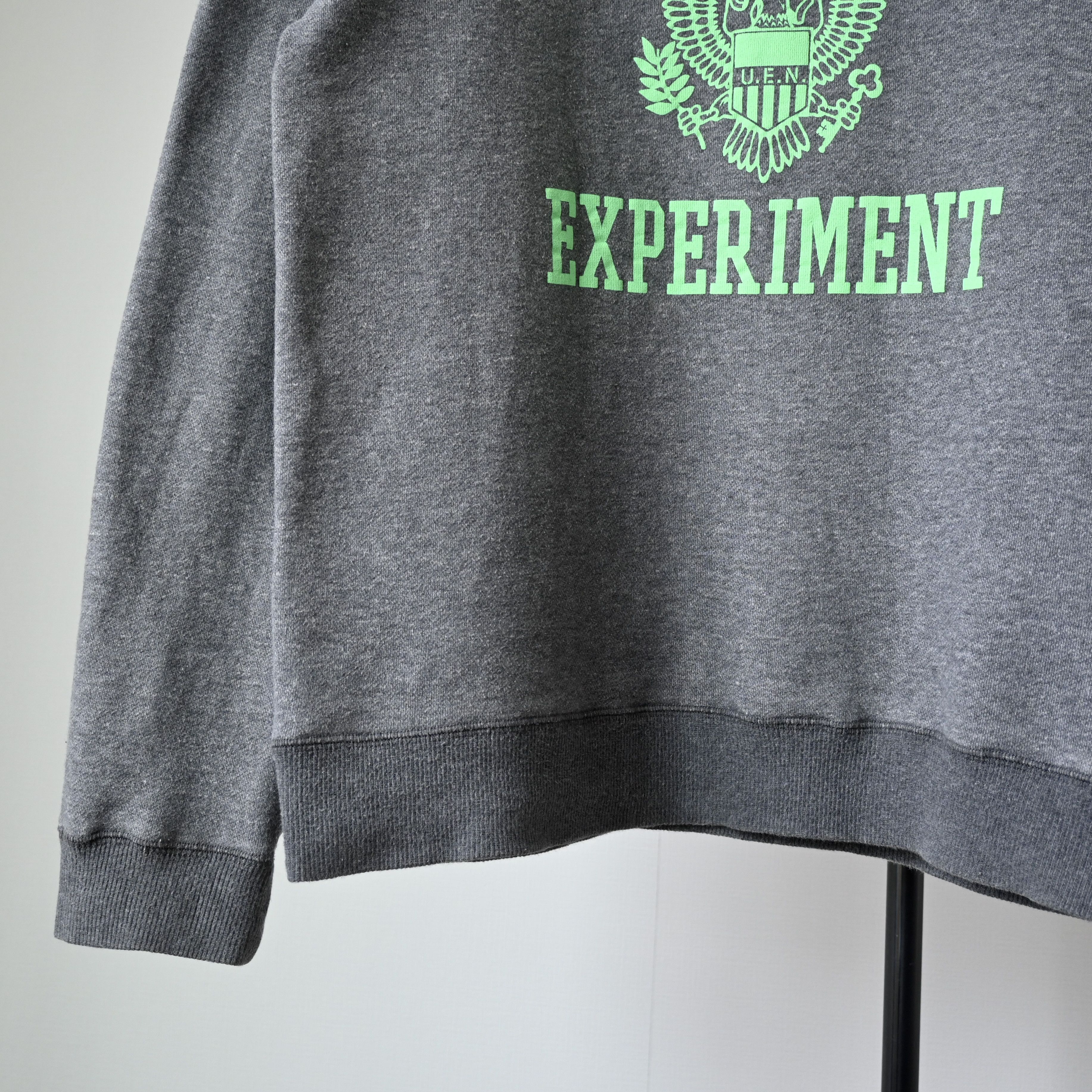 uniform experiment Uniform Experiment script crewneck sweatshirt, made in Japan Size US L / EU 52-54 / 3 - 6 Thumbnail