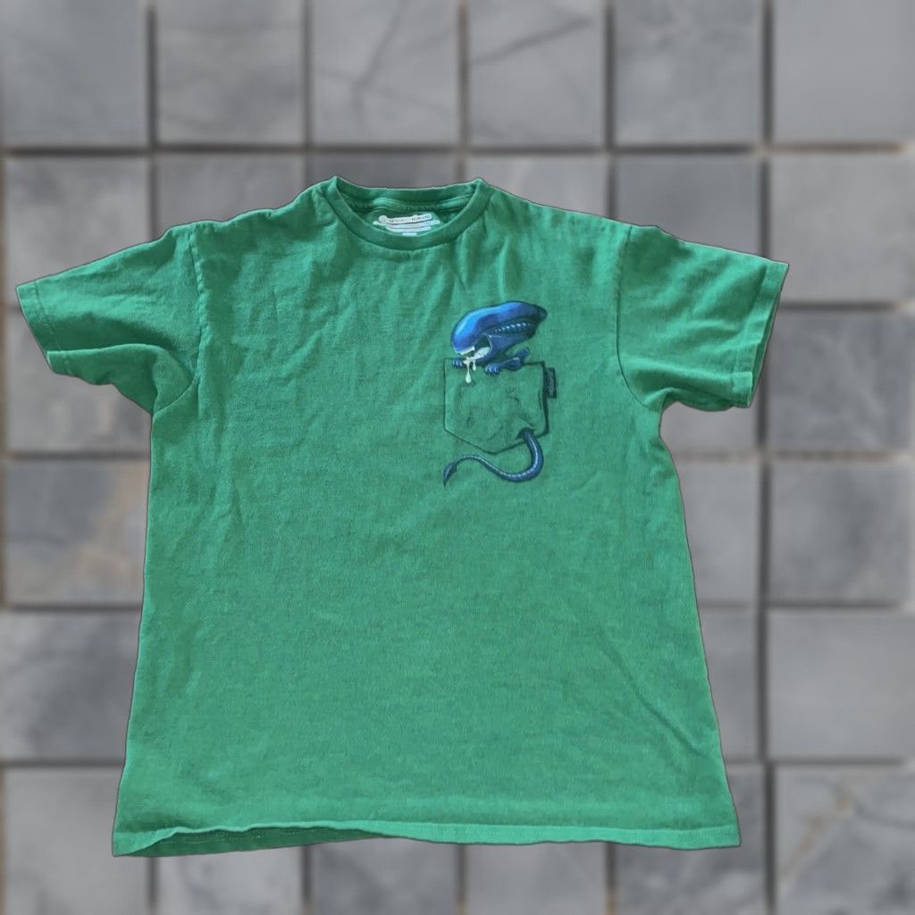 Vintage VINTAGE Designed By Humans Alien Pocket T-Shirt Green S Mens 17x22 Pocket Size US S / EU 44-46 / 1 - 1 Thumbnail