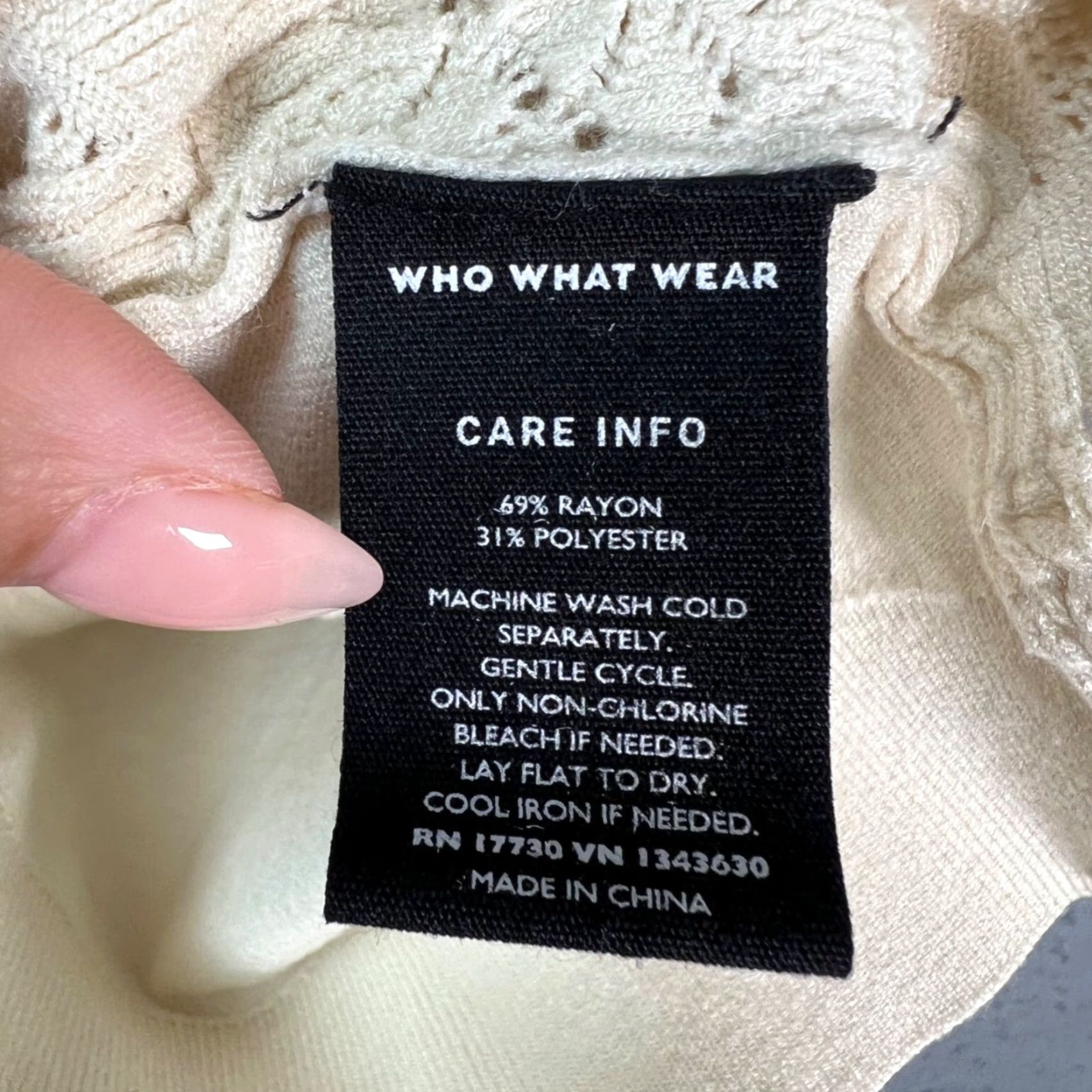 Vintage WHO WHAT WEAR Women's XS Cream Sleeveless Knit Top Ruffle Trim Lace Detail Mock Neck Casual Blouse Womens XS Cream Knit Top 90s? Size XS / US 0-2 / IT 36-38 - 4 Thumbnail