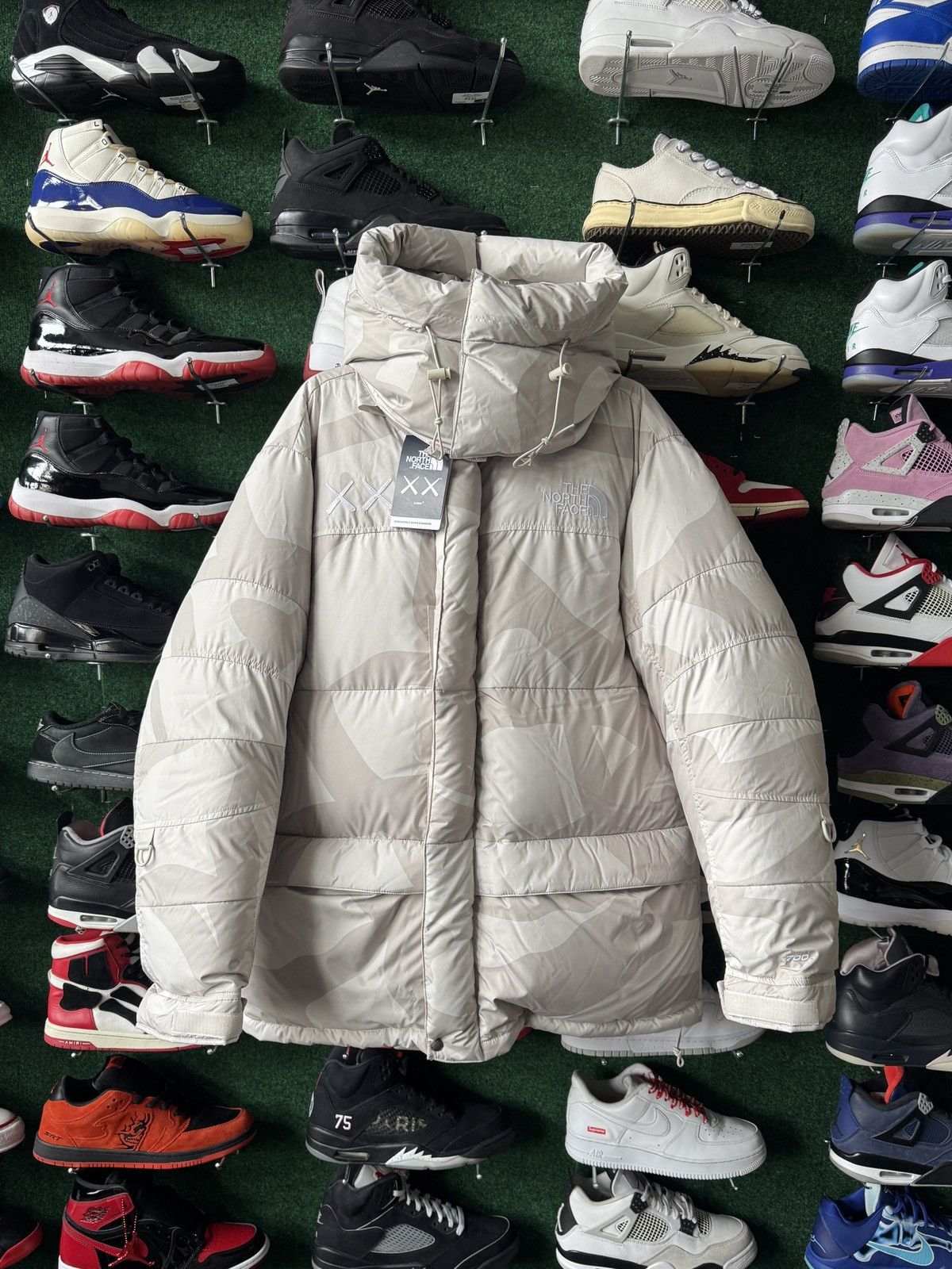 Kaws × The North Face KAWS X The North Face Retro 1994 Moonlight Ivory Parka Size US M / EU 48-50 / 2 - 1 Thumbnail
