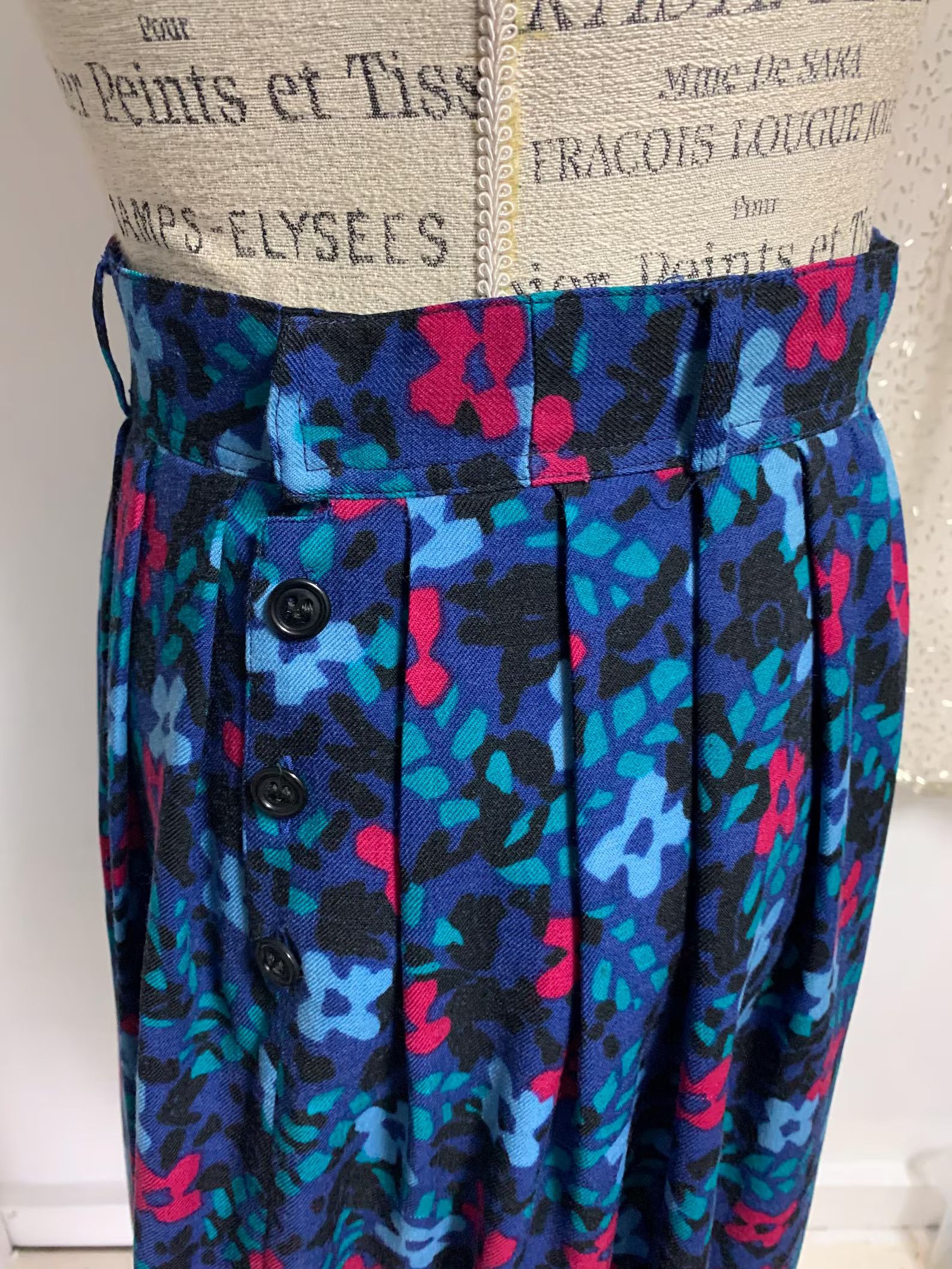Guy Laroche × Vintage Vintage Guy Laroche Wool Pleated Midi Skirt with Flowers Size 26" / US 2 / IT 38 - 9 Thumbnail