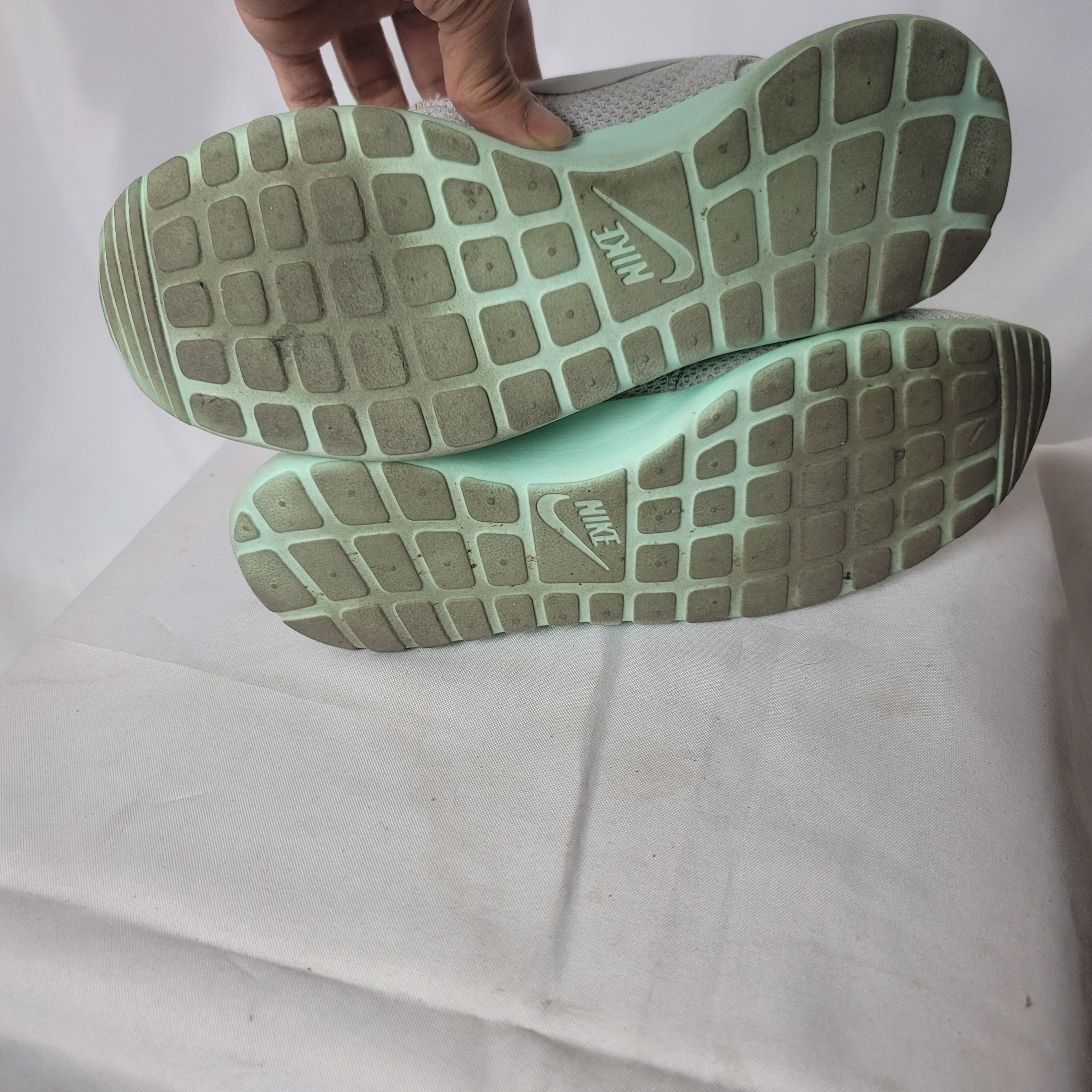 Nike Nike Roshe "Pure Platinum" Size US 9 / EU 42 - 2 Thumbnail
