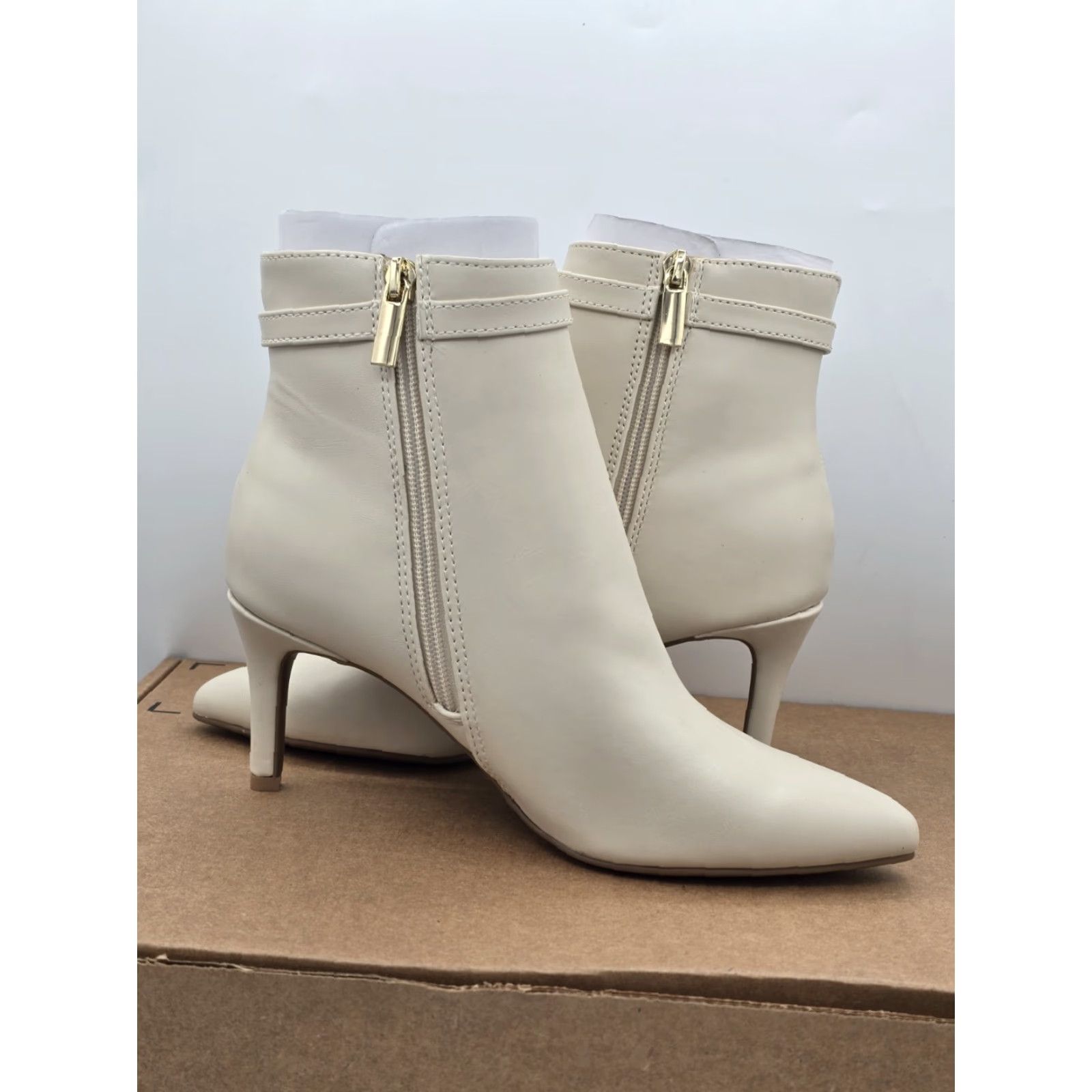 Vintage Bandolino Galayn Boots Womens Size 6.5 M Ivory Ankle White Kitten Heel NWOB 90s? Size US 7 / IT 37 - 5 Thumbnail