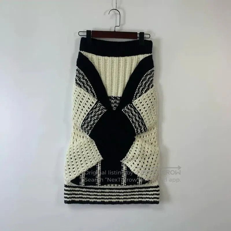 Burberry Burberry Women's White Wool Midi Skirt. Size 23" - 1 Thumbnail
