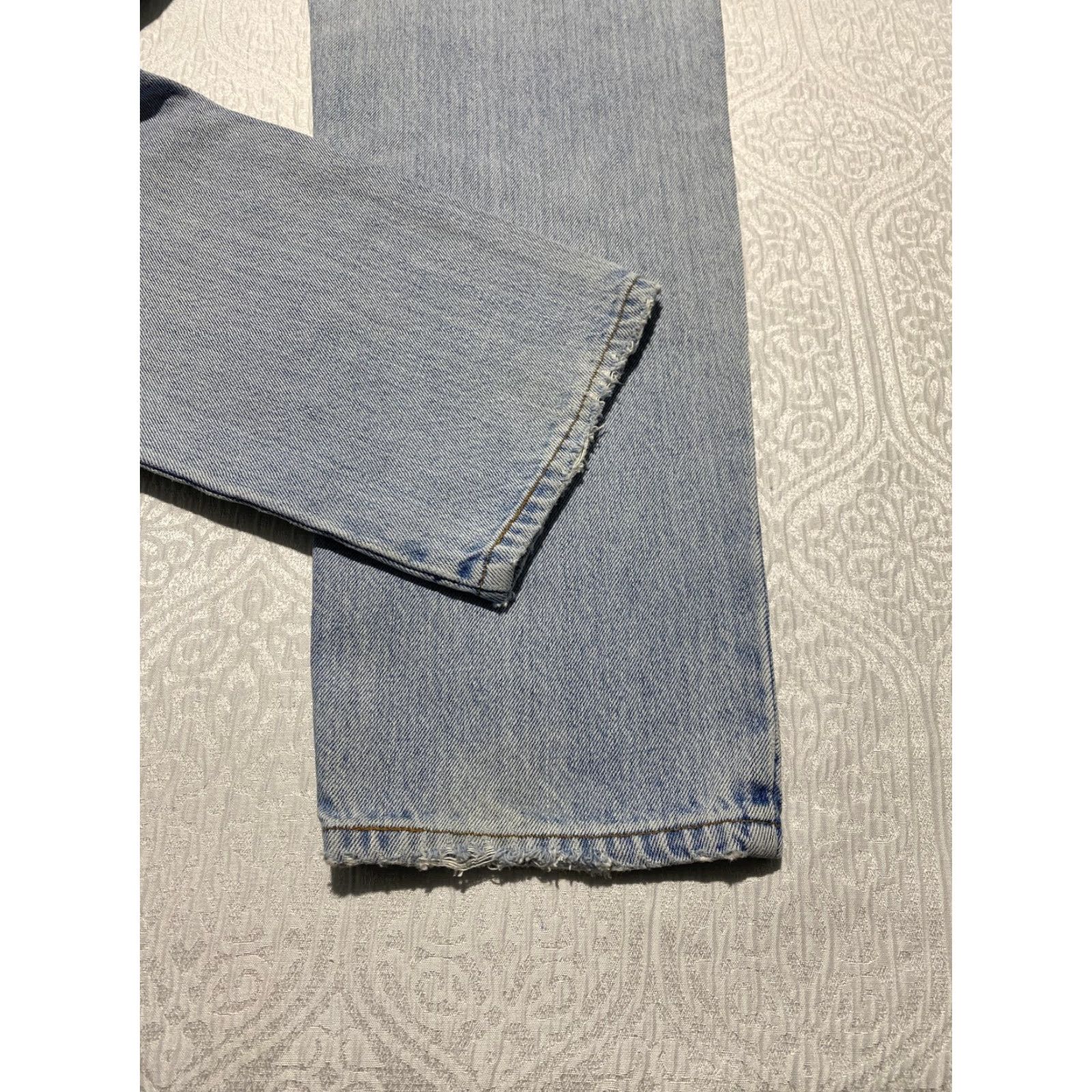 Levi's VINTAGE Levi's Jeans 550 Relaxed Fit Light Wash Blue Mens 32x32 90s Tapered Leg 5-Pocket Denim USA Size US 32 / EU 48 - 2 Thumbnail