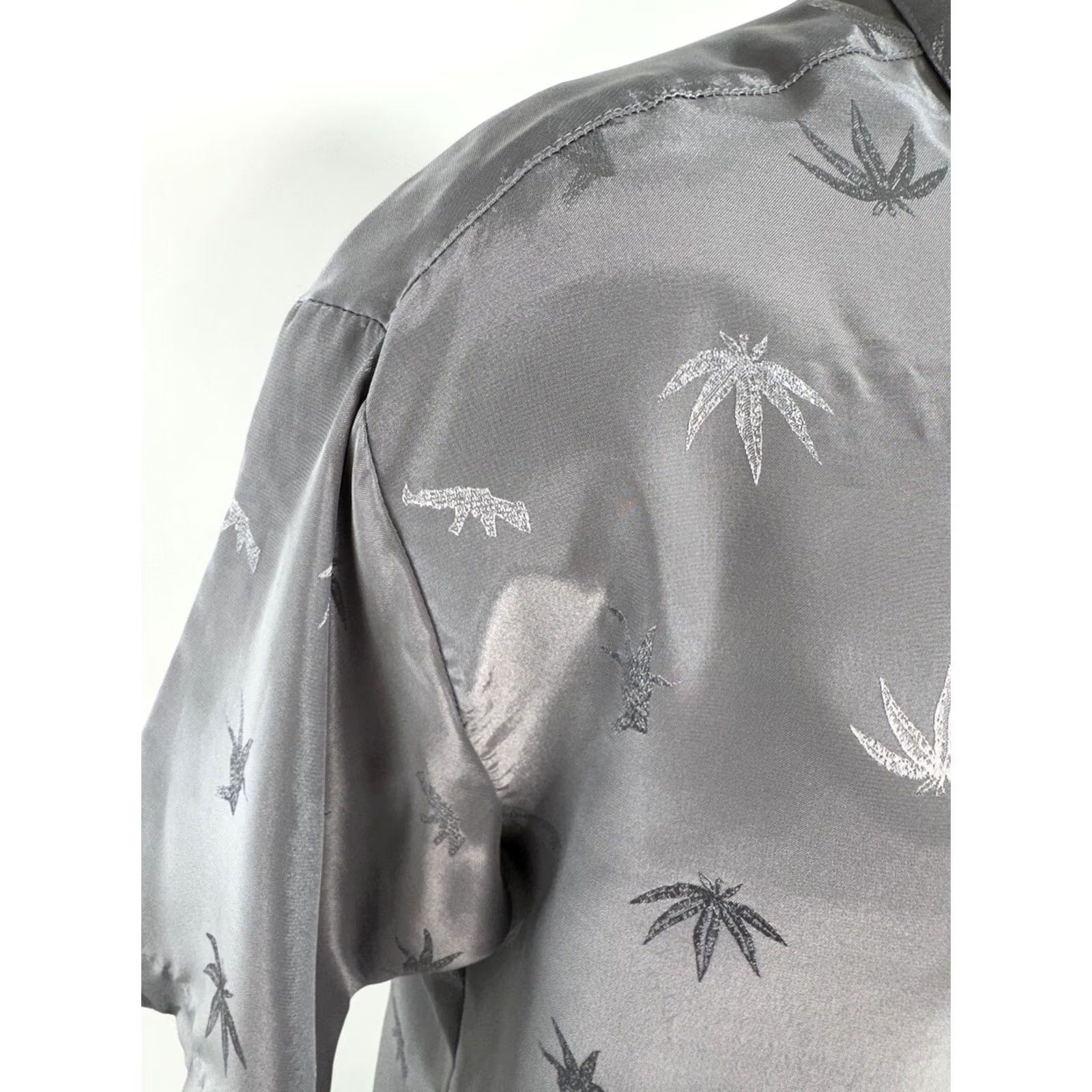 Vintage Jhovanny Italy / USA - 420 AK47 AR15 Assault Rifle ALL OVER Weed M Shirt Button-Up Short Sleeve Silver Men M USA 90s C7 Size US M / EU 48-50 / 2 - 2 Thumbnail