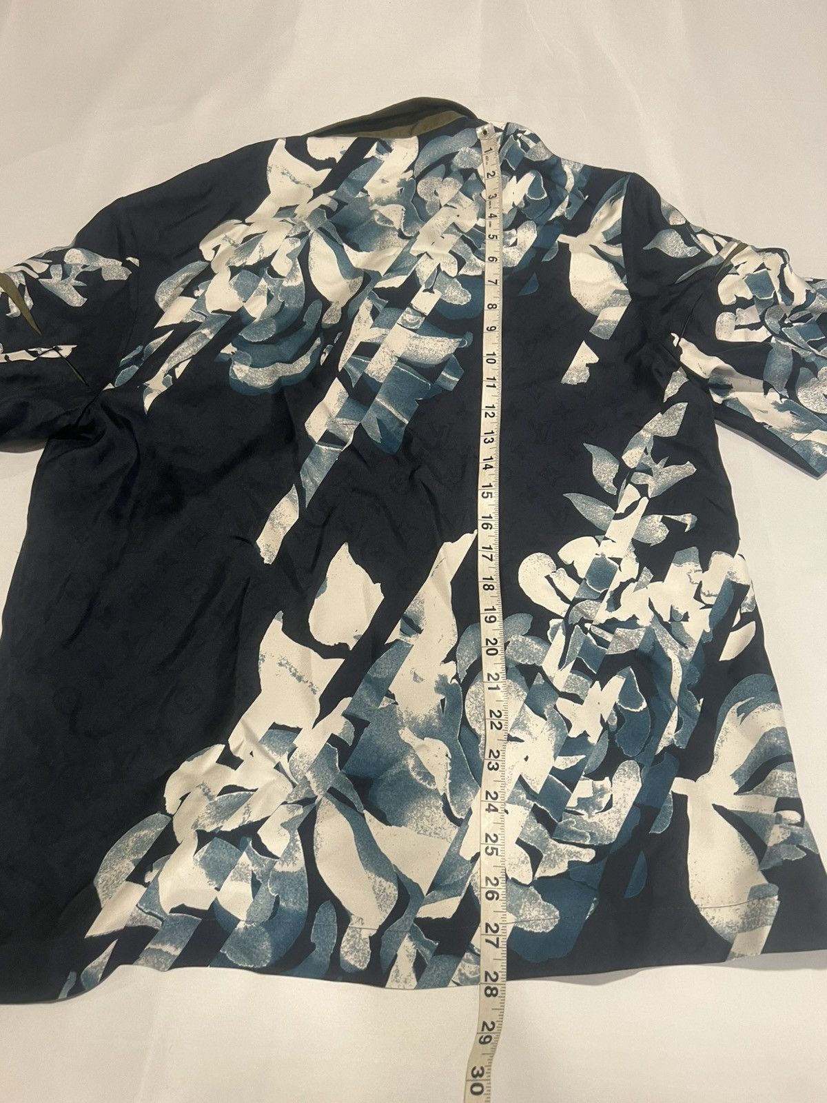 Louis Vuitton Louis Vuitton men’s monogram oversized shirt. XS. $2100 Size US XS / EU 42 / 0 - 11 Thumbnail