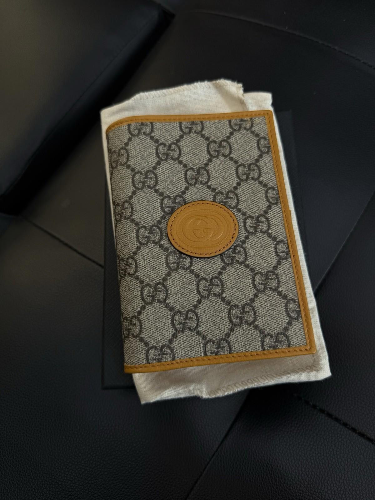 Gucci Authentic GUCCI GG Supreme Orchre Leather Passport Holder Size ONE SIZE - 2 Thumbnail