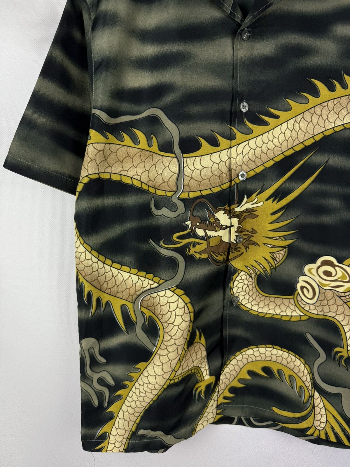 Japanese Brand Vintage Dragon Overprinted S/S Crazy Button Up Shirt Size US S / EU 44-46 / 1 - 7 Thumbnail
