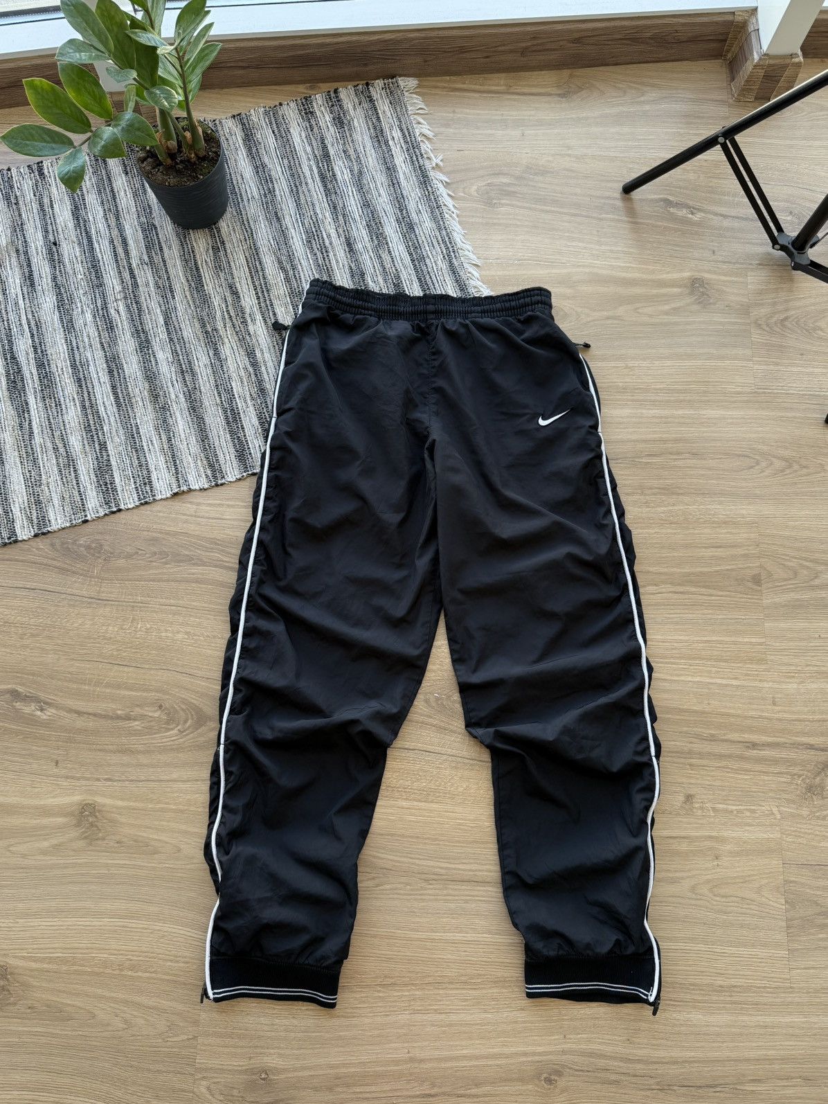 Nike VINTAGE NIKE 90s BLACK NYLON SPORT PANTS CLASSIC STREETWEAR Size US 32 / EU 48 - 3 Thumbnail