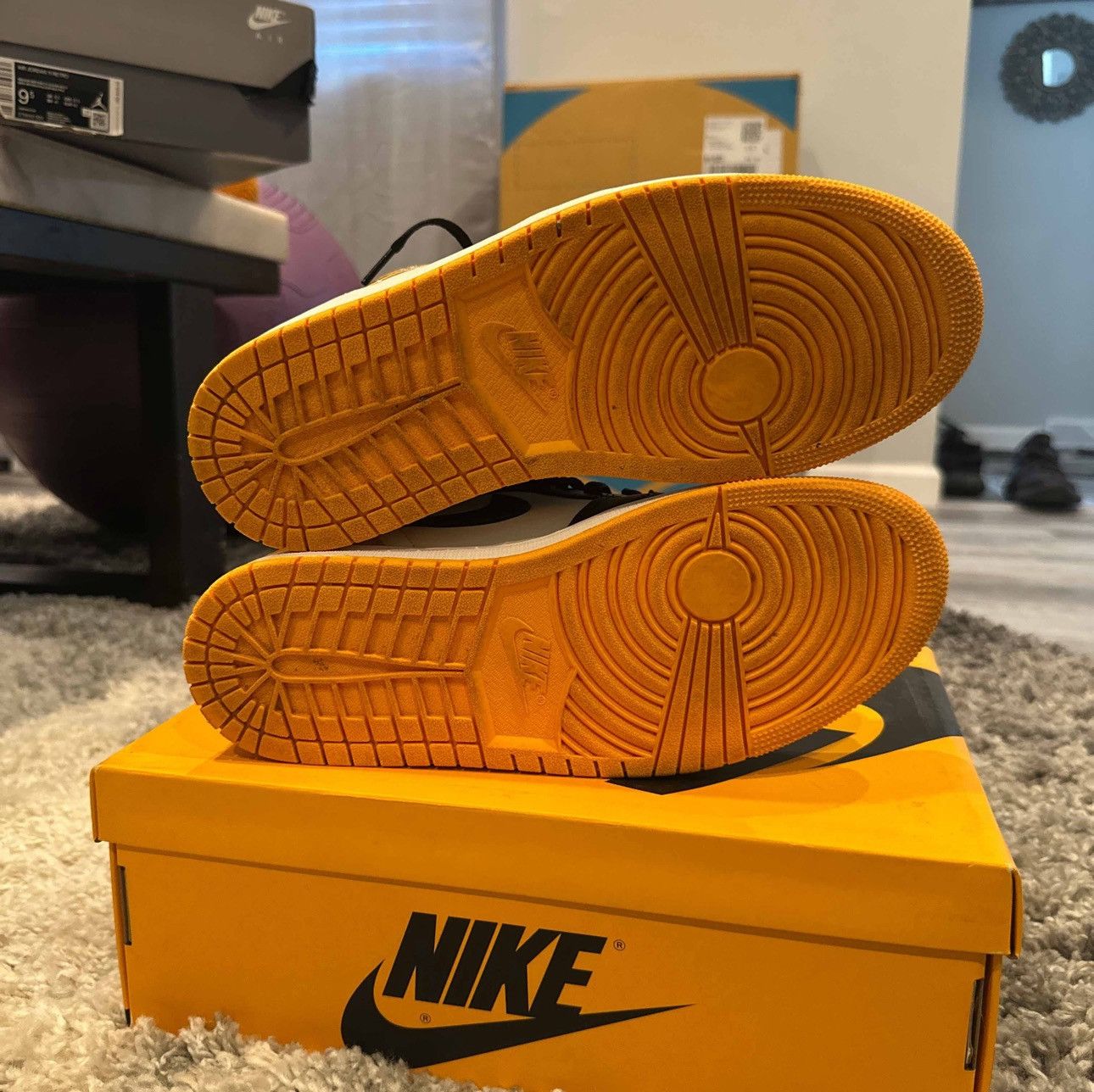 Jordan Brand Jordan 1 Retro High OG “Yellow Toe” Size US 9 / EU 42 - 7 Thumbnail