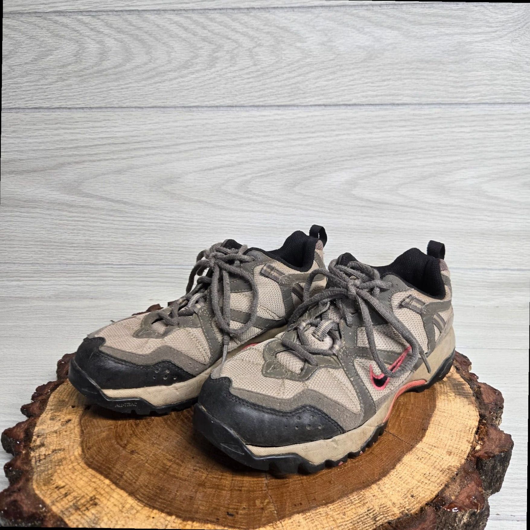 Nike ACG Nike ACG Hiking Sneaker Women's Low Top Brown 8 Standard Width Size US 8 / IT 38 - 2 Thumbnail