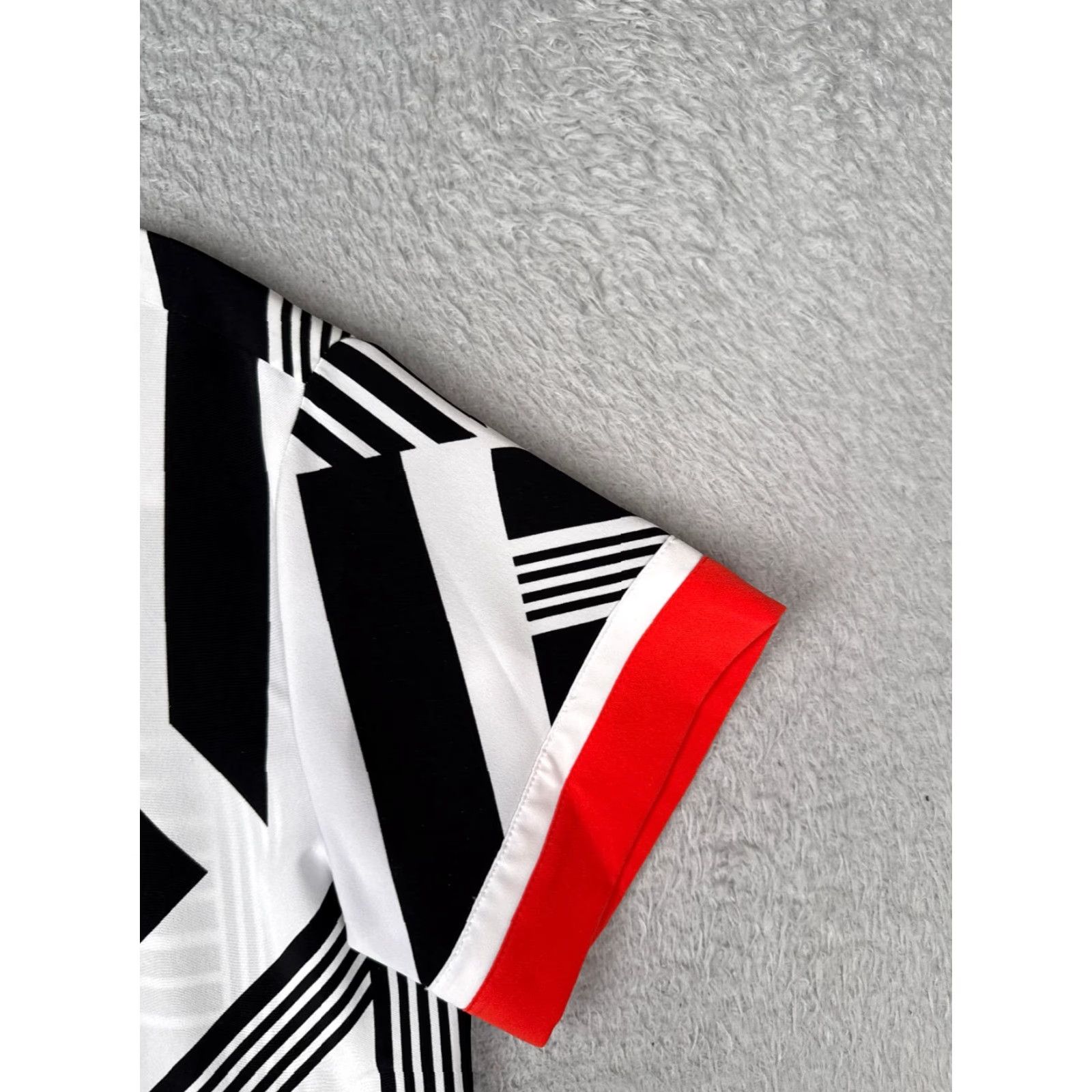 Karl Lagerfeld Karl Lagerfeld Shirt Women Small White Black Red Polyester Geometric Hawaiian Casual Workwear Logo Button Collar Short Sleeve Vintage: No Size S / US 4 / IT 40 - 2 Thumbnail