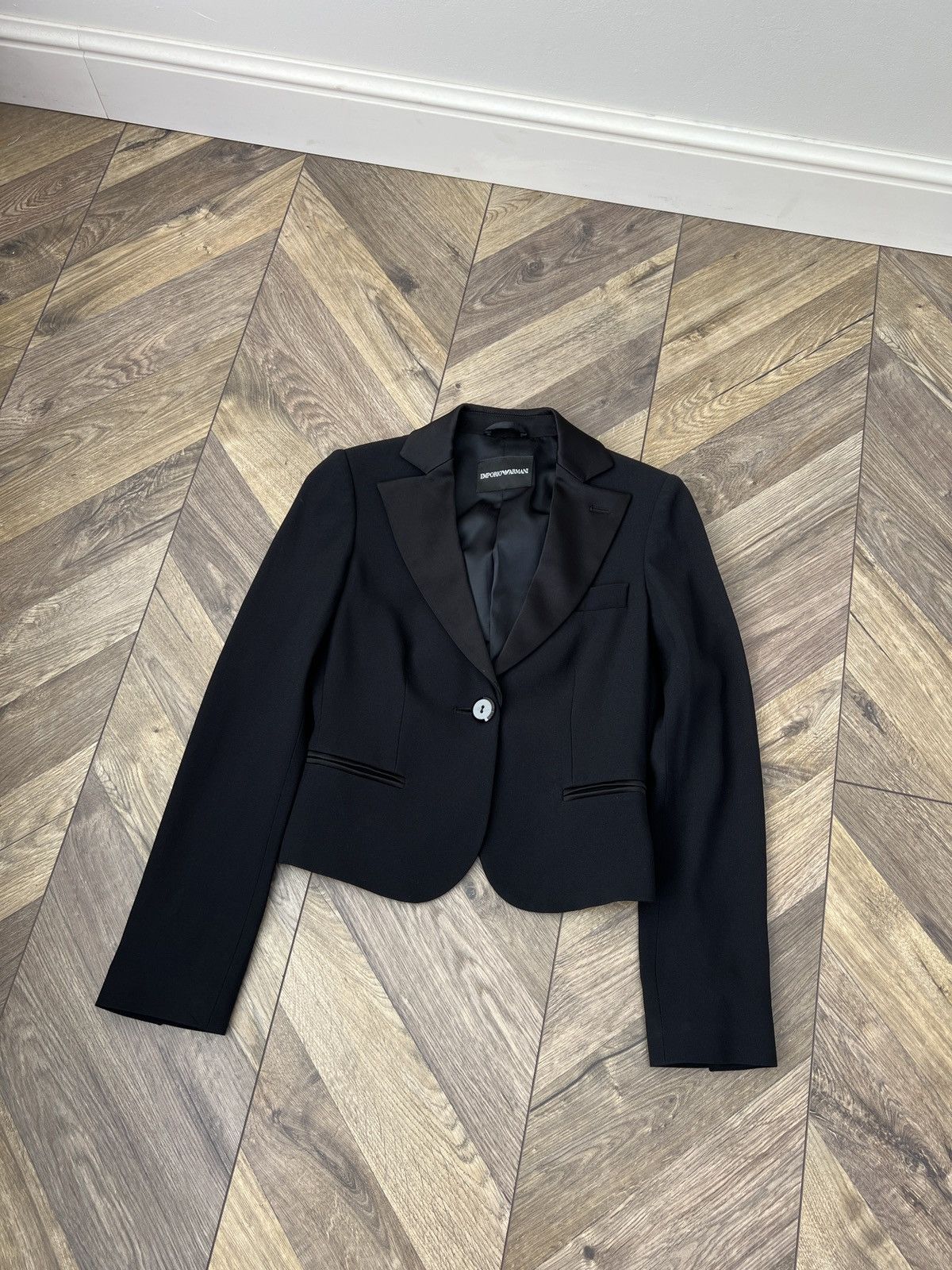 Emporio Armani Vintage Emporio Armani Women’s Black Cropped Tuxedo Blazer Size XS / US 0-2 / IT 36-38 - 4 Thumbnail