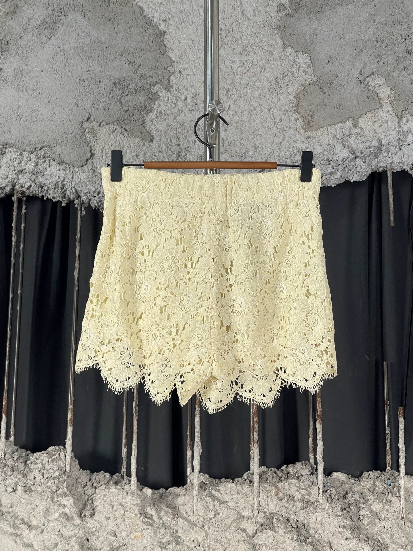 Gucci Gucci Women's Lace Shorts Size 36 Size 25" / US 0 / IT 36 - 2 Thumbnail