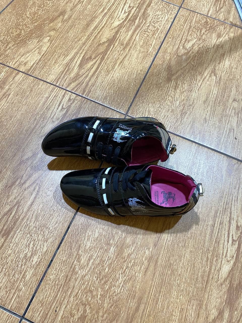 Burberry Vintage Burberry Varnished Low-Top Sneakers Size US 8 / IT 38 - 3 Thumbnail