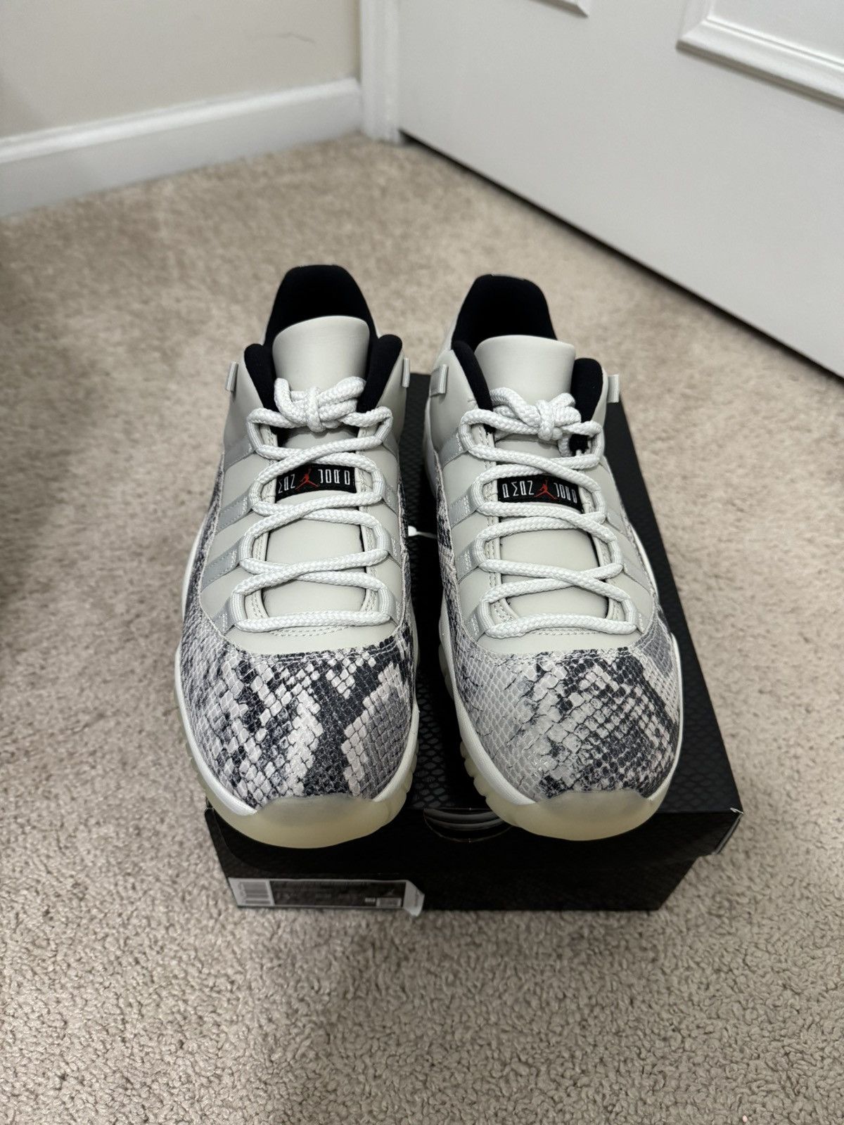 Jordan 11 retro low snake light bone
