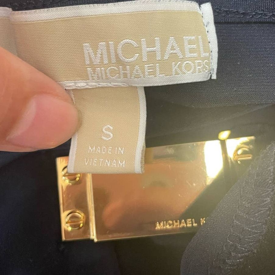 Michael Kors Michael Kors Small Navy Keyhole Gold Charm V-Neck Blouse Size S / US 4 / IT 40 - 5 Thumbnail