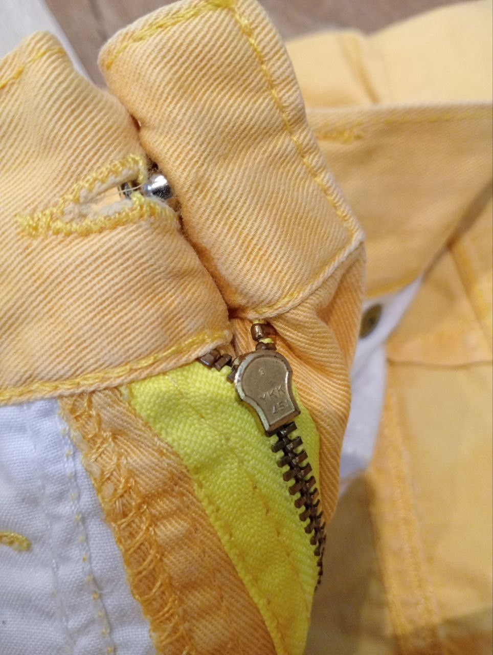 Fendi VINTAGE FENDI ROMA JEANS - YELLOW Size 27" / US 4 / IT 40 - 13 Thumbnail