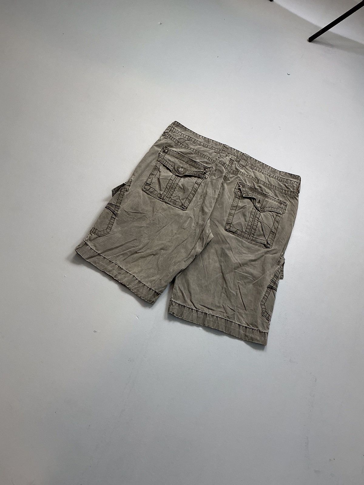 Rock Revival Vintage rock revival cargo jort Size US 44 / EU 60 - 9 Thumbnail