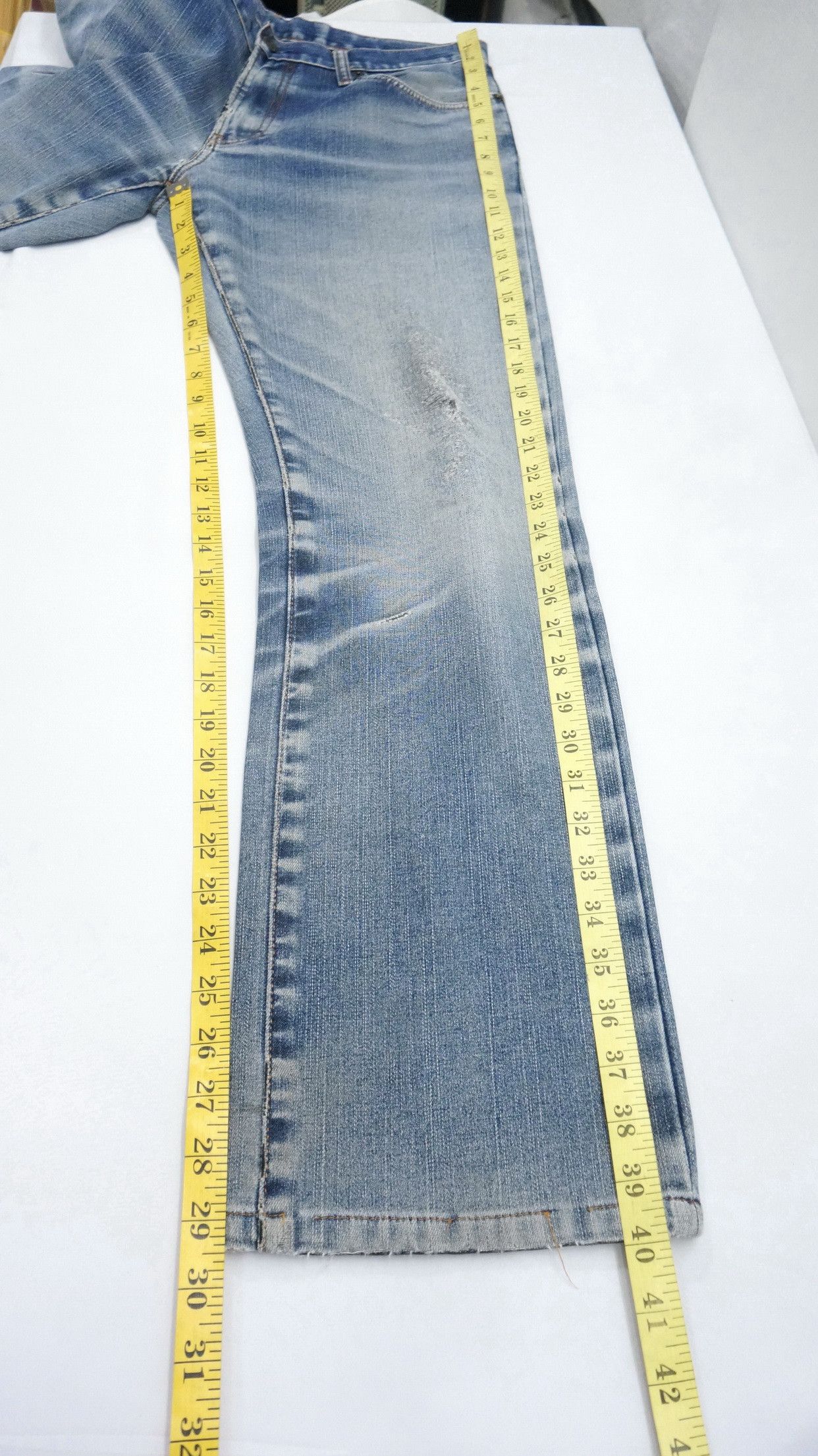 Uniqlo Uniqlo Jeans UJ Insulated Distressed Jeans Size US 33 - 10 Thumbnail