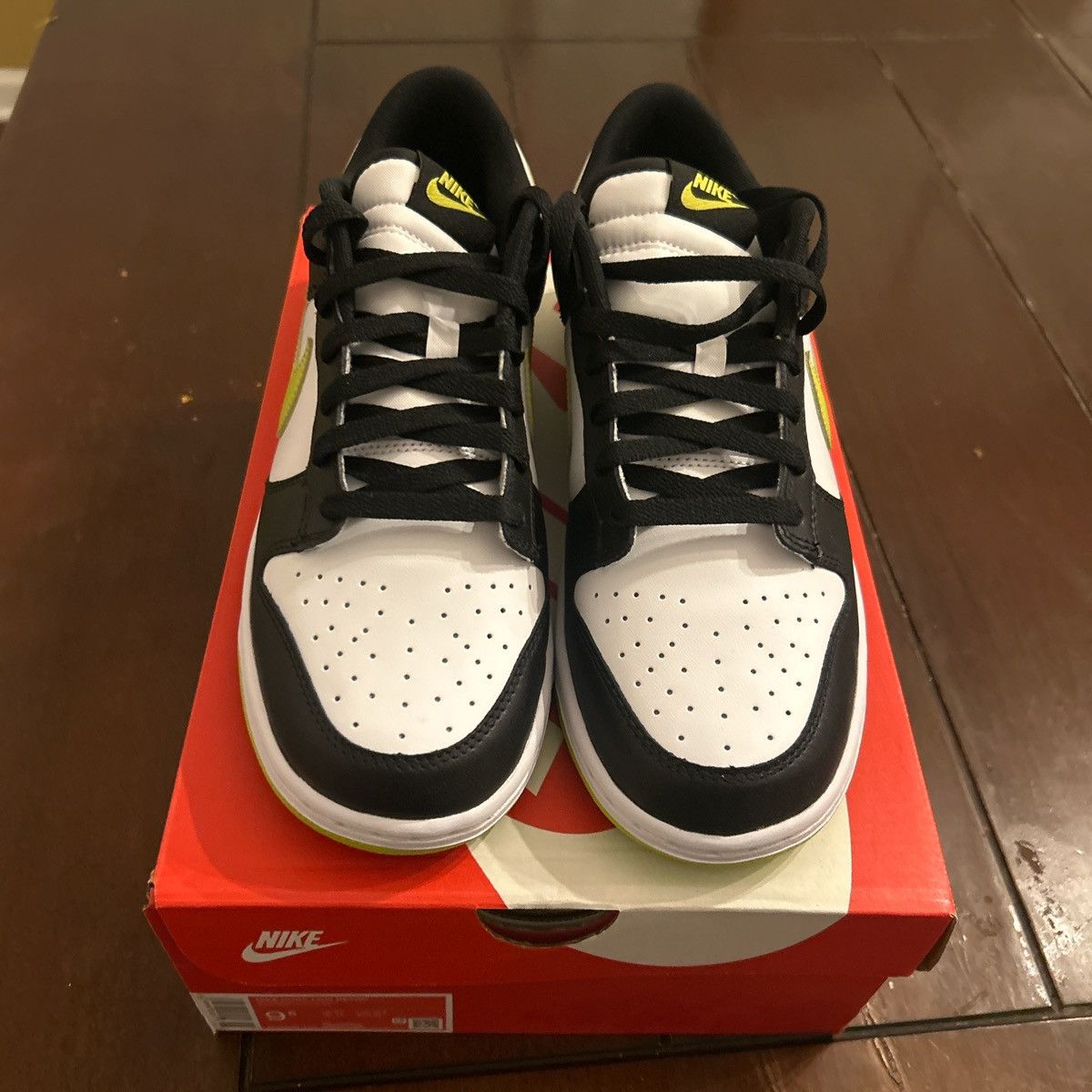 Nike Nike Dunk Low in White, Black, Green Size US 9.5 / EU 42-43 - 4 Thumbnail