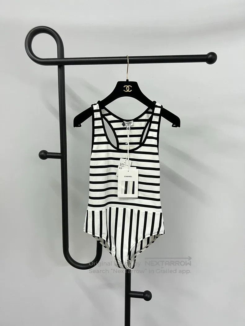 Chanel Chanel Black and white striped swimsuit Size 27" / US 4 / IT 40 - 1 Thumbnail