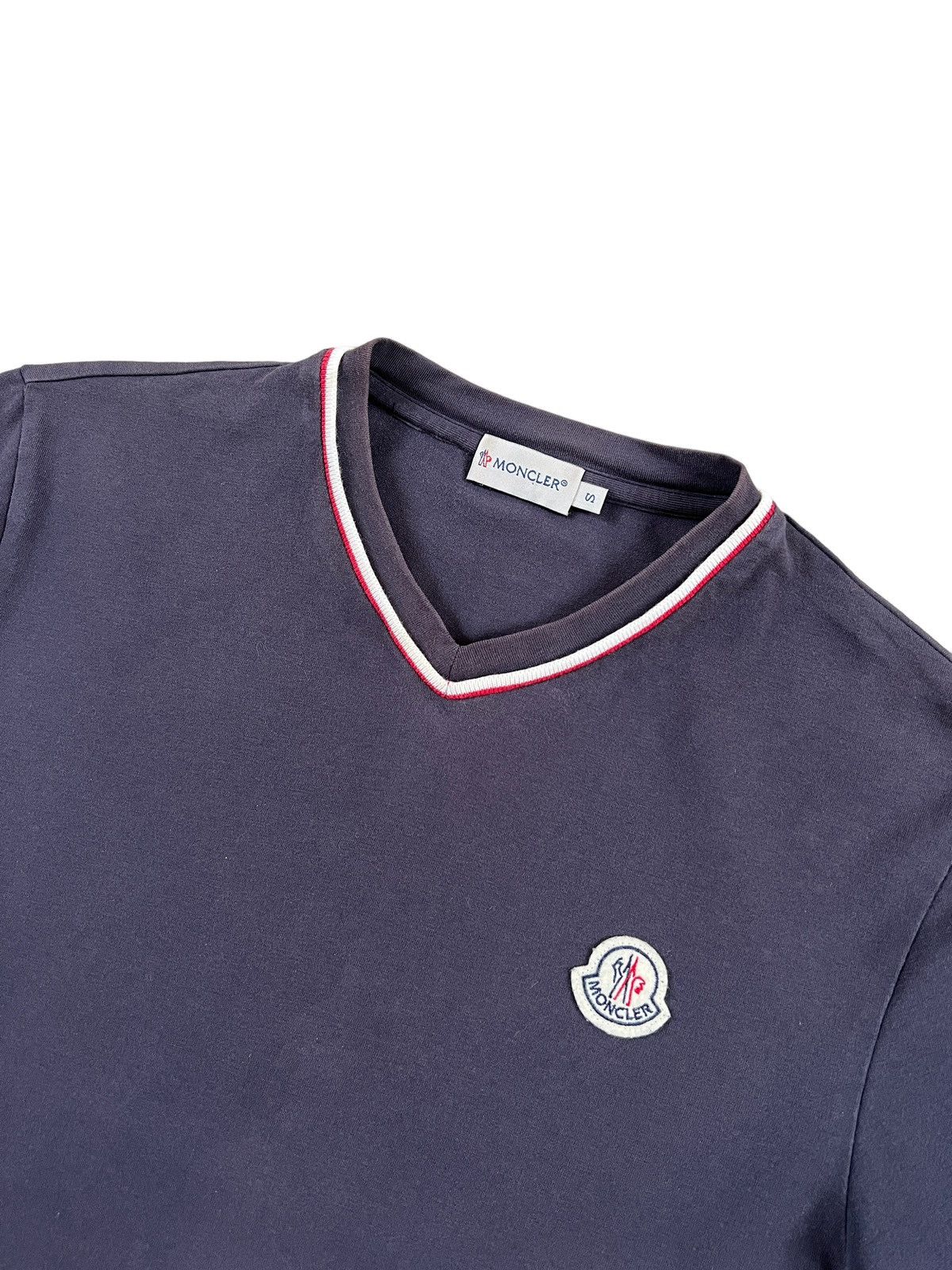 Moncler Moncler Chest Logo Vneck Tshirt Size US S / EU 44-46 / 1 - 3 Thumbnail