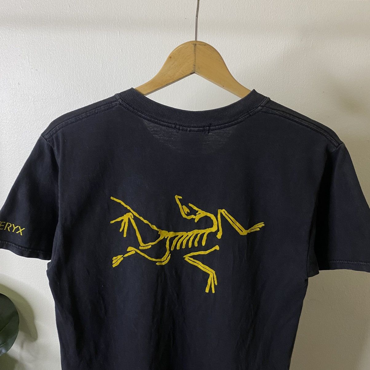 Arc'teryx Vintage 2000s Arc'teryx Big Back Logo T Shirt Size US S / EU 44-46 / 1 - 2 Thumbnail