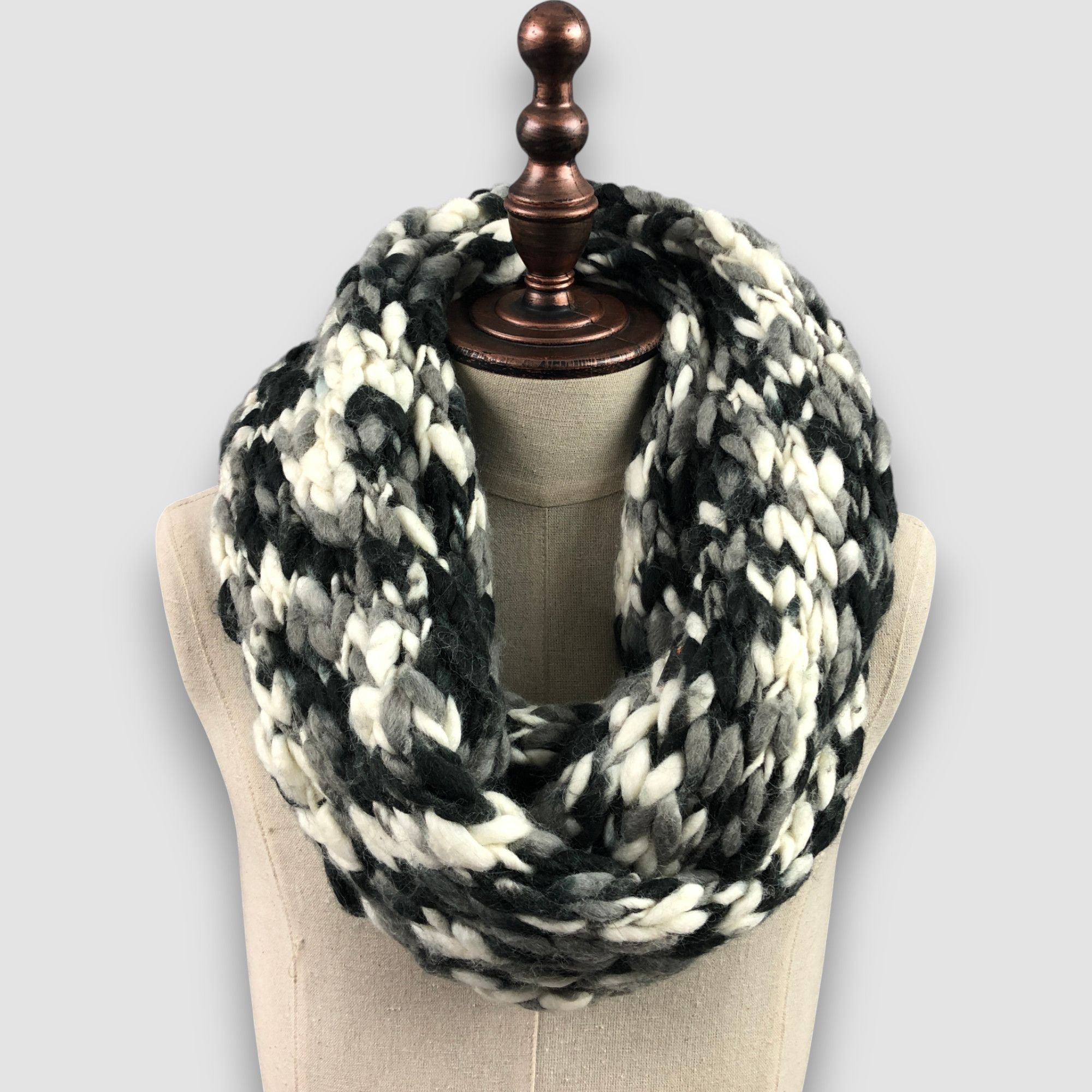 Hugo Boss Vintage Hugo Boss Infinity Scarf Chunky Crochet Wool Scarves Size ONE SIZE - 2 Thumbnail