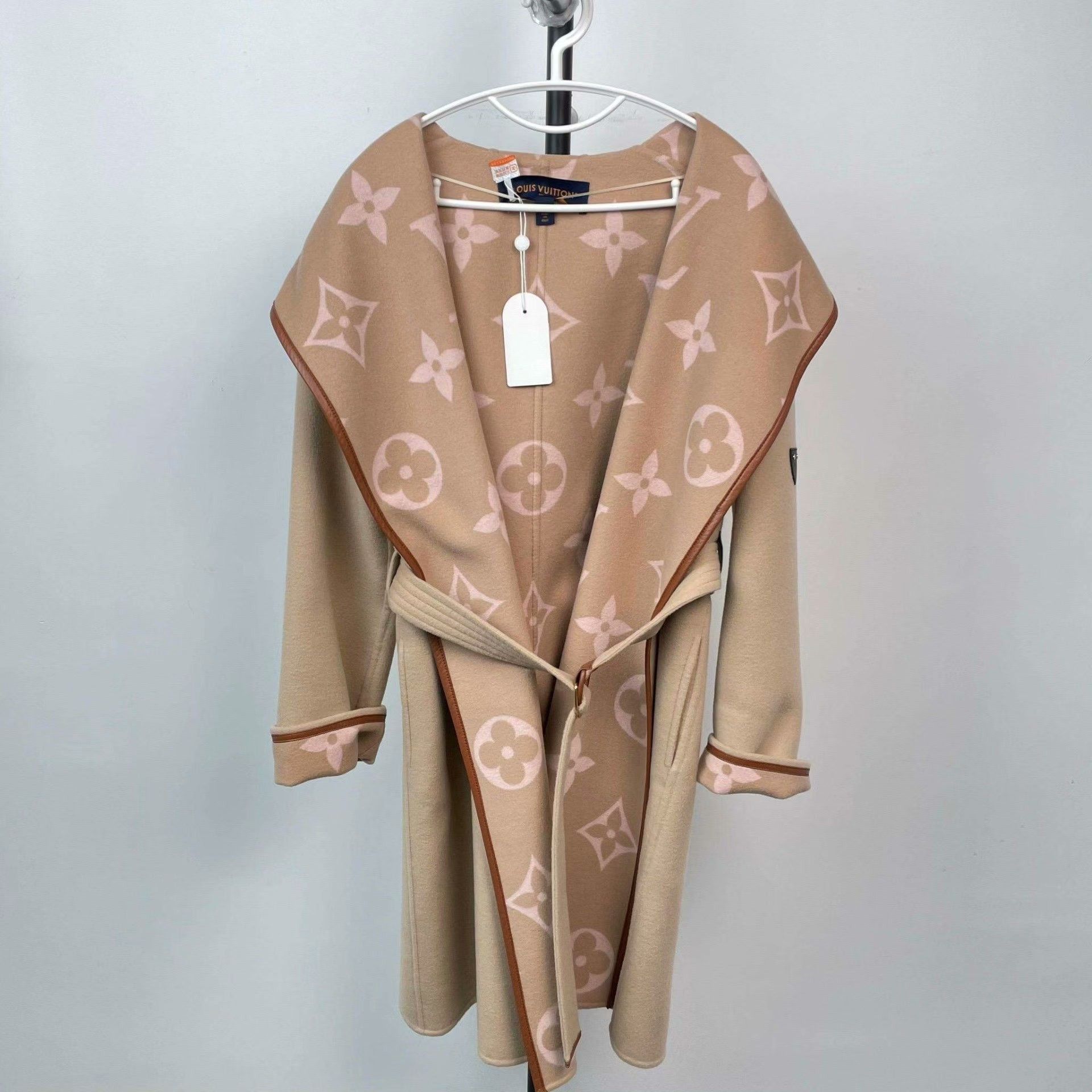 Louis Vuitton Louis Vuitton Pink Heavy Coat 38 Men Size US S / EU 44-46 / 1 - 1 Thumbnail