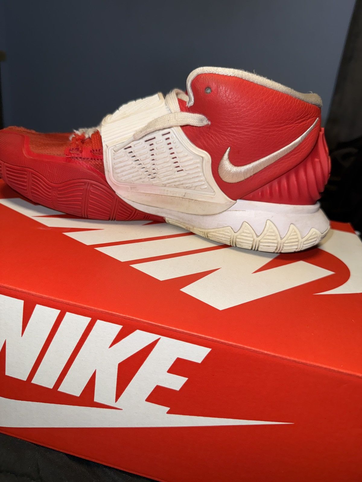 Nike Kyrie 6 University Red size 8 Size US 8 / EU 41 - 6 Thumbnail
