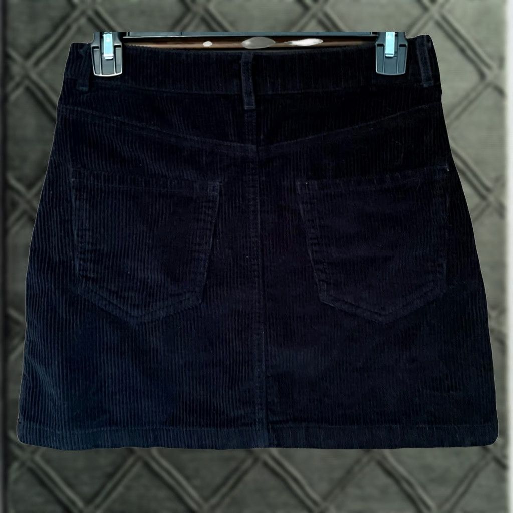 Forever 21 FOREVER 21 Women's Corduroy Mini Skirt S Black Cotton Casual Modern Retro Pockets High Rise Girls Size 28" / US 6 / IT 42 - 1 Thumbnail