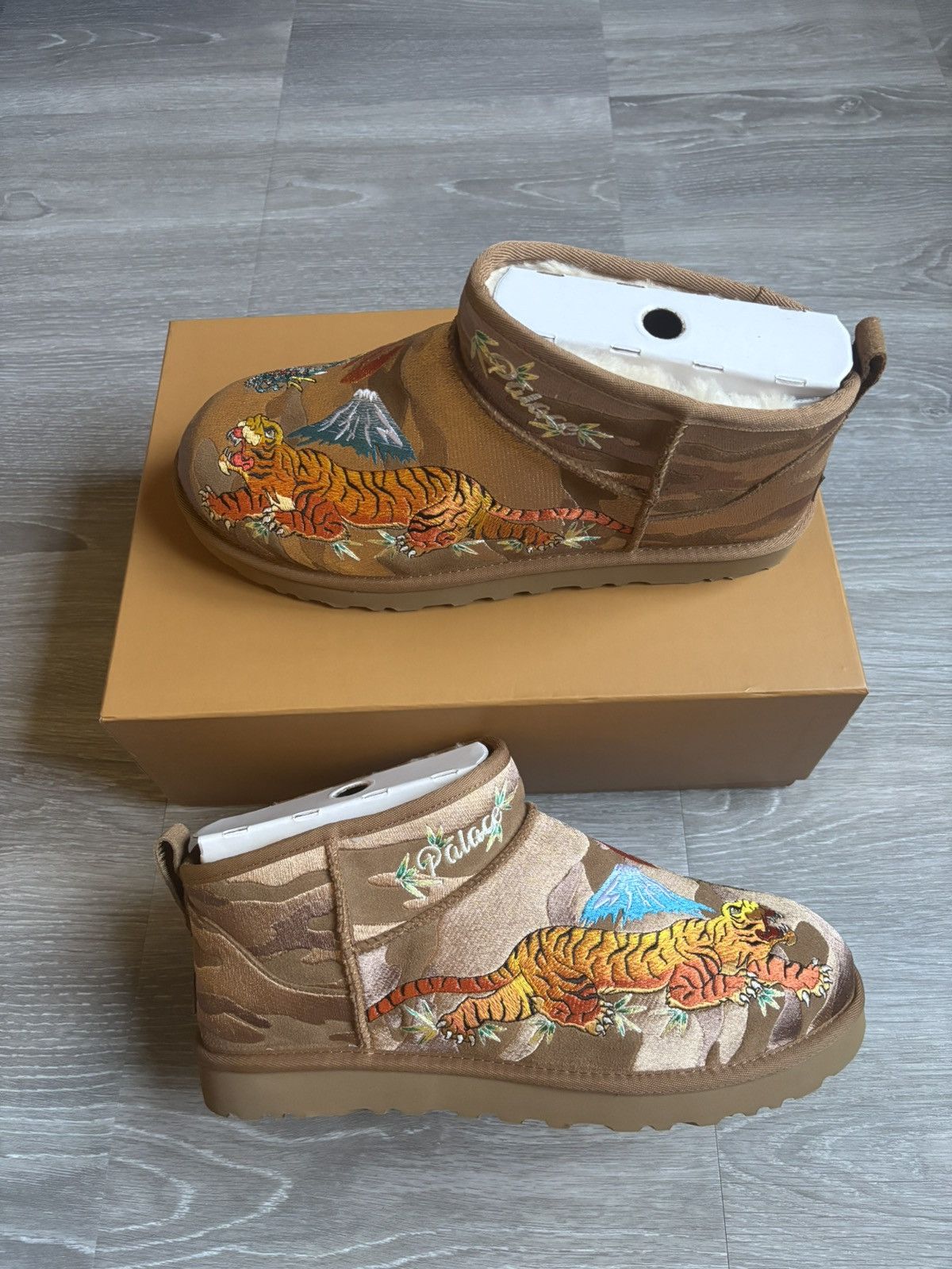 Palace × Ugg Palace Ugg Mid Boots Size US 9 / EU 42 - 2 Thumbnail