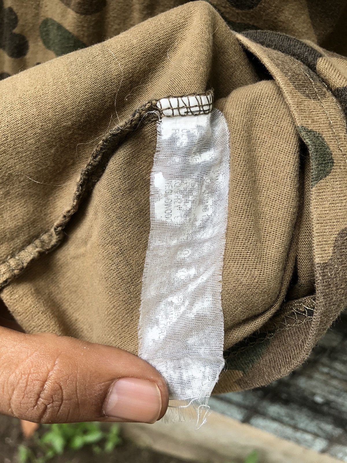 Japanese Brand RARE Vintage Japanese Brands Kaws Camo Tshirt Size US L / EU 52-54 / 3 - 17 Thumbnail