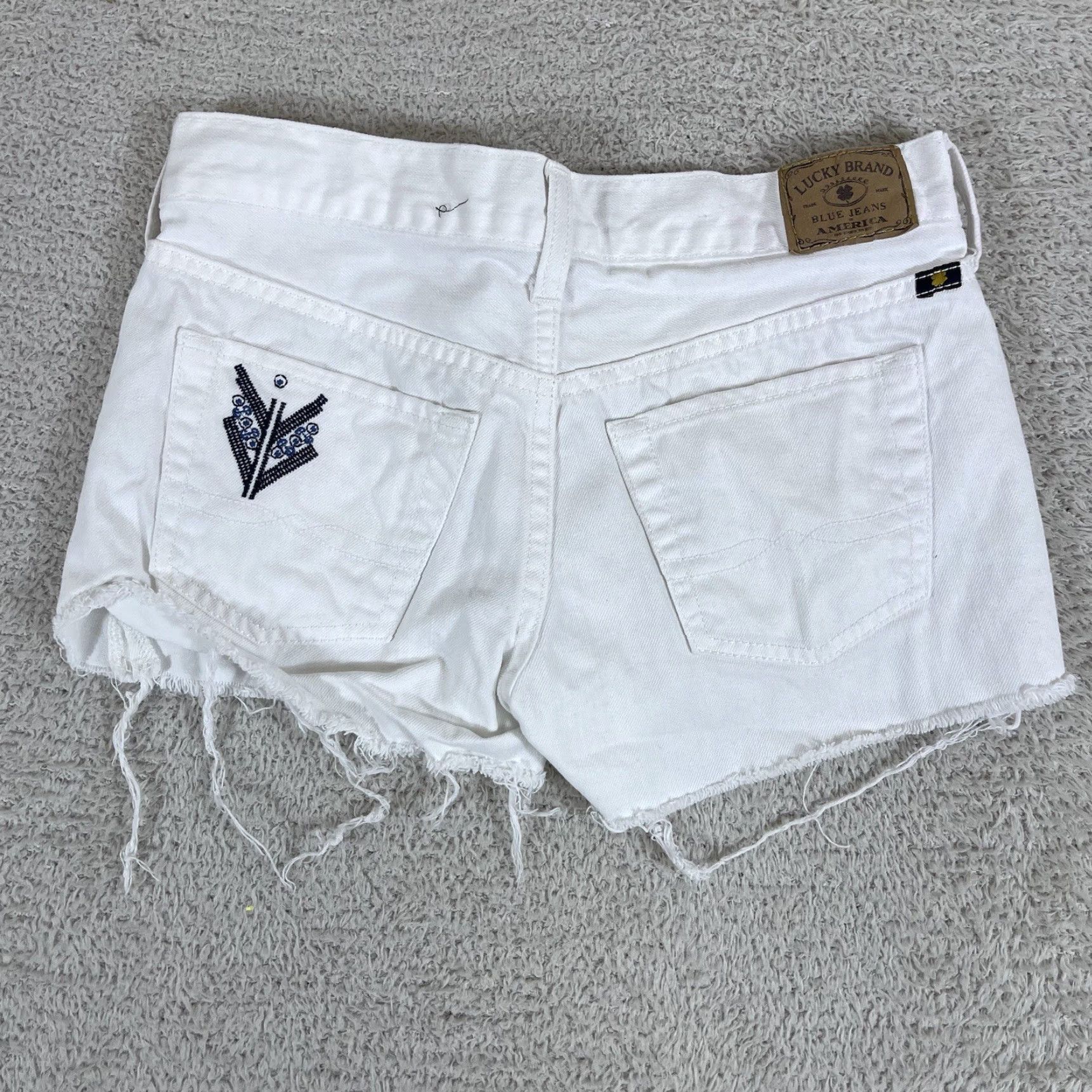 Lucky Brand Lucky Brand Shorts Womens 00/24 White Denim Embroidered Boho The Cutoff Jean Y2K Summer Mens Womens Girls? Size 24" / US 00 / IT 34 - 2 Thumbnail