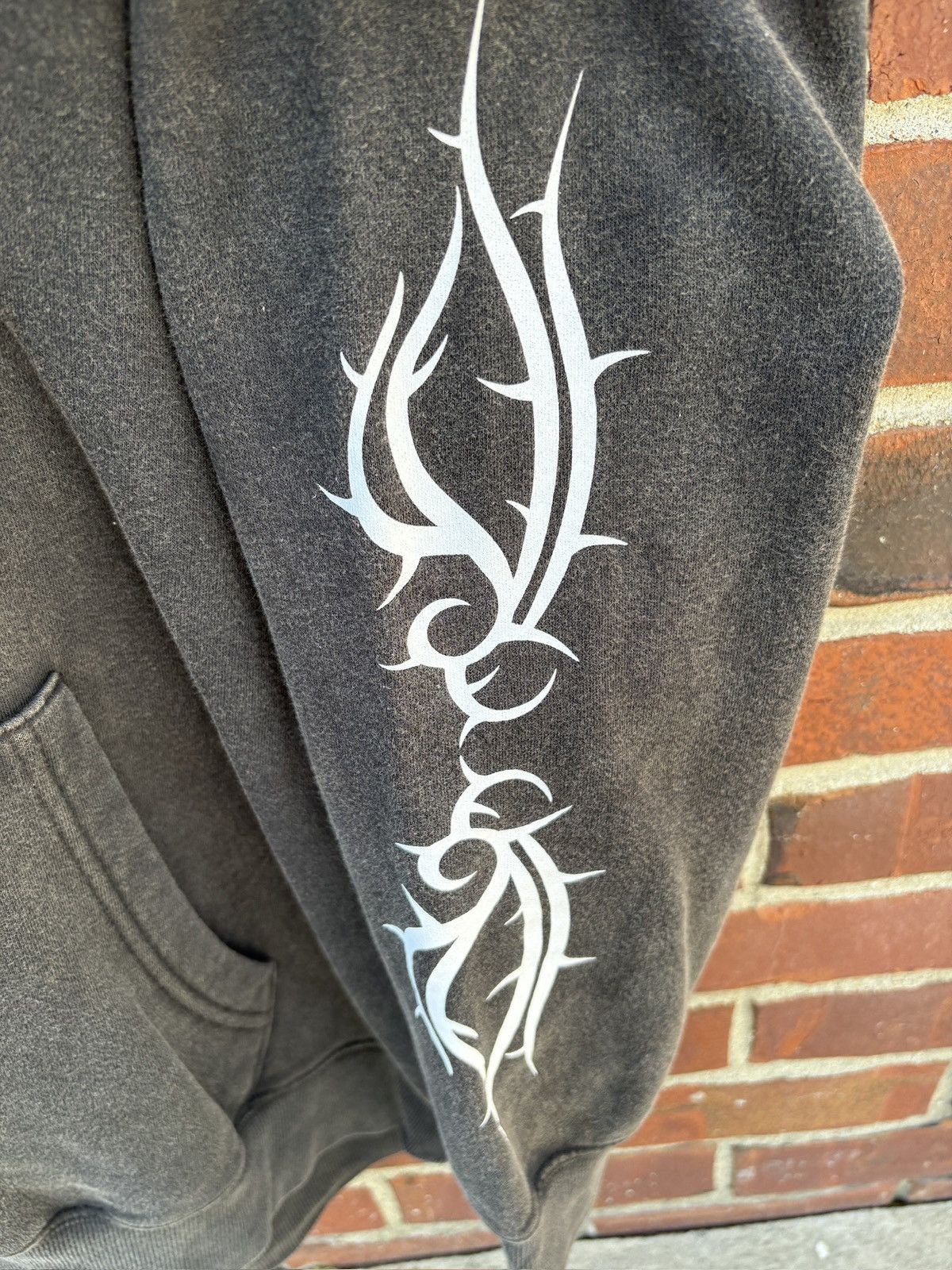 Hot Topic Hot Topic Hoodie Y2K Skull Barbed Wire Streetwear Size XL Size US XL / EU 56 / 4 - 3 Thumbnail
