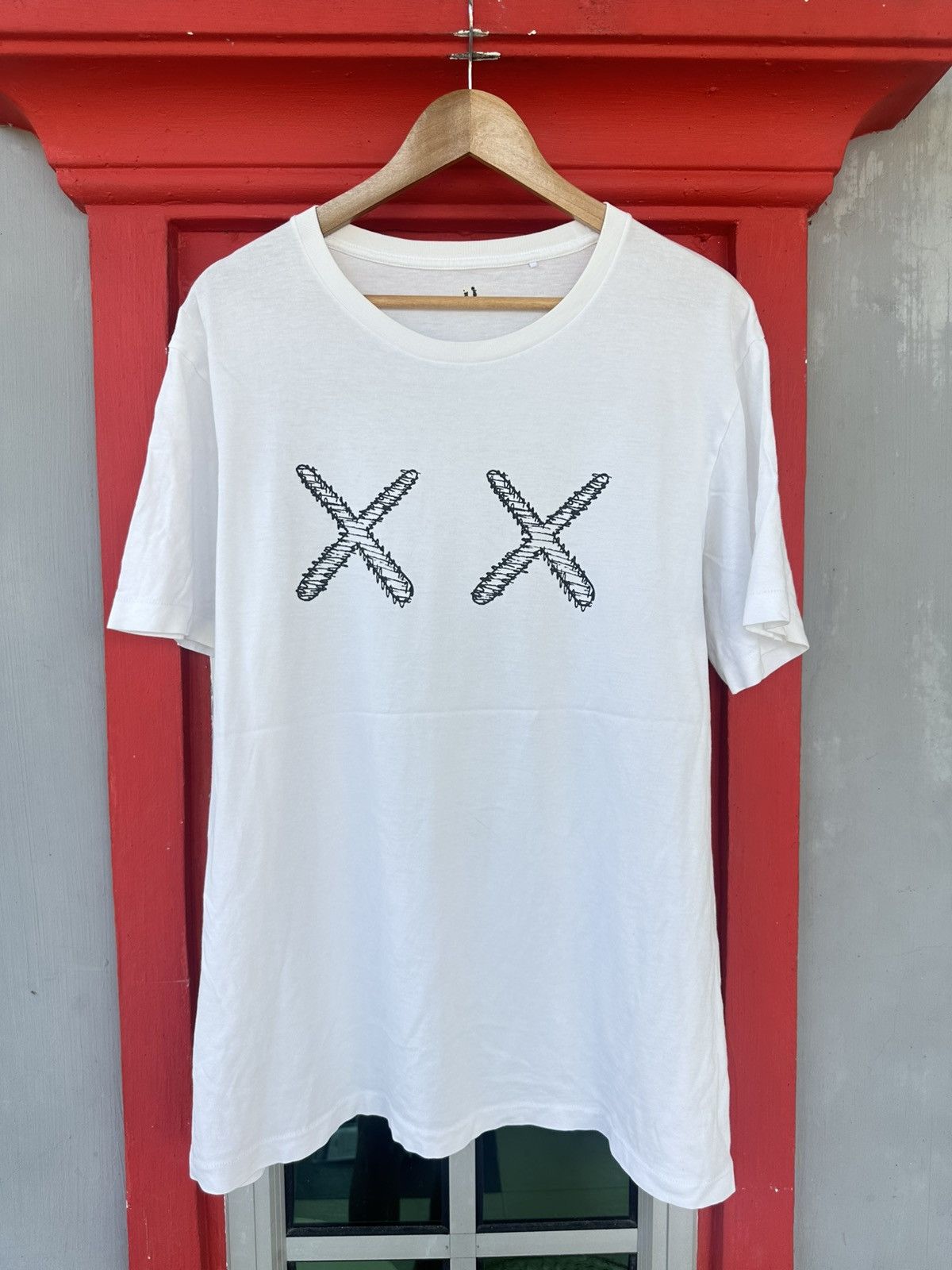 Kaws × Uniqlo Kaws X Uniqlo Tee Size US XL / EU 56 / 4 - 2 Thumbnail