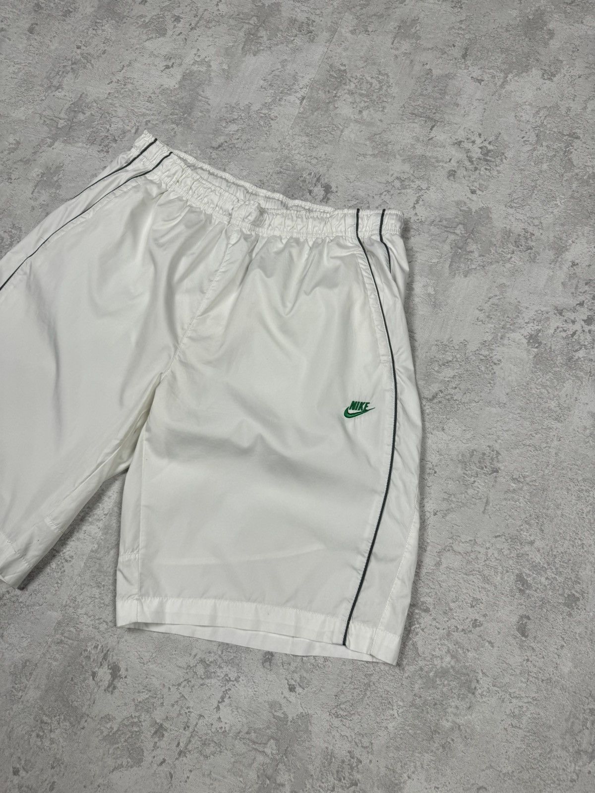 Nike Vintage Nike Y2K Streetwear Sportswear White Shorts Size L Size US 34 / EU 50 - 3 Thumbnail