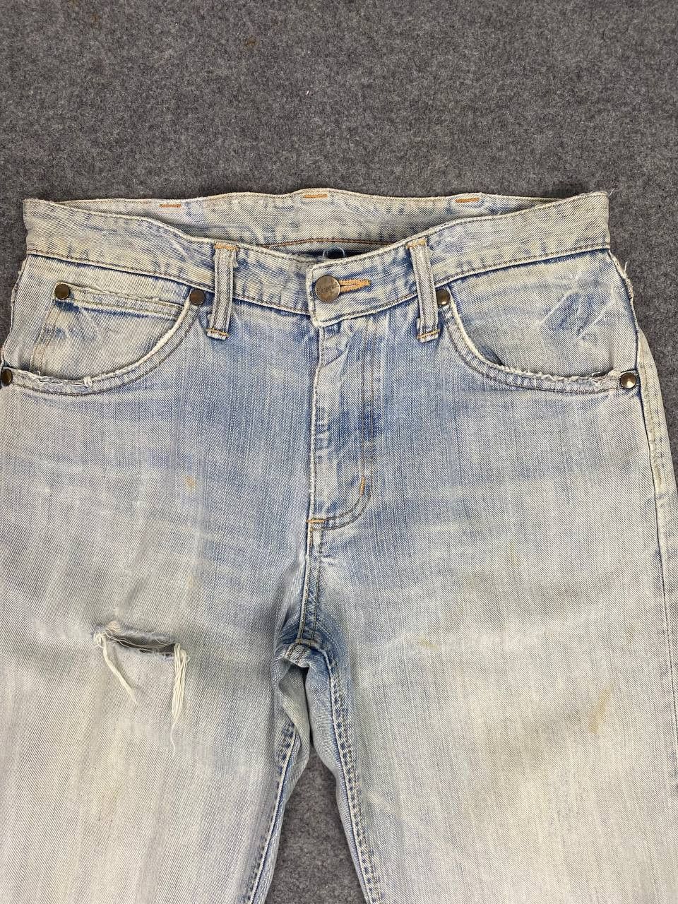 Wrangler vintage wrangler lightwash distressed denim Size US 33 - 11 Thumbnail
