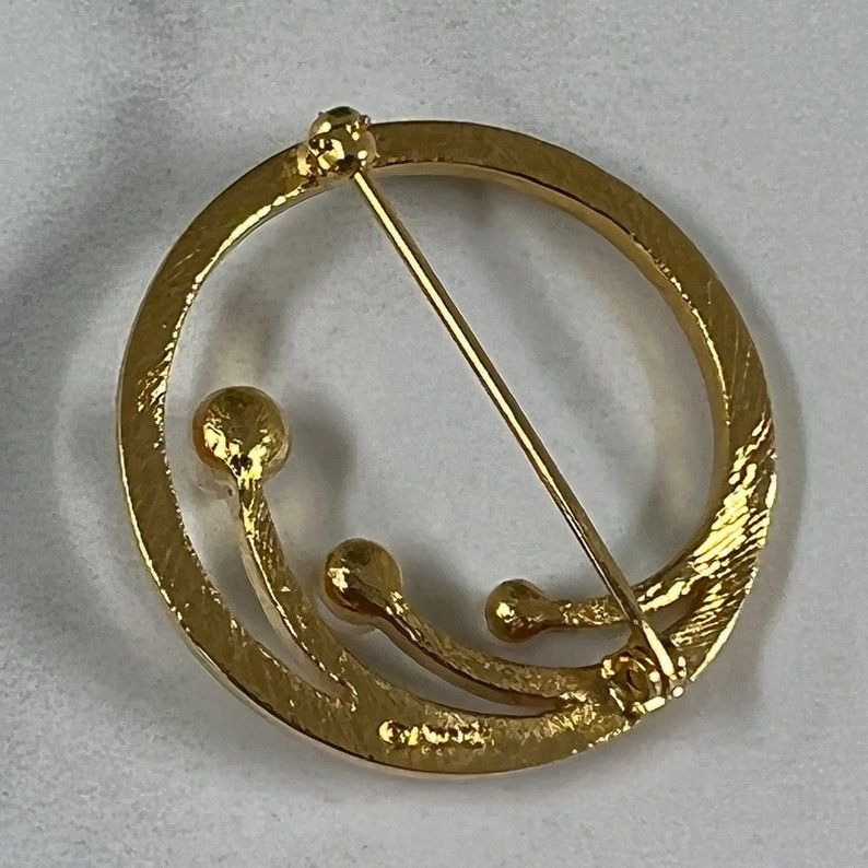 Vintage VINTAGE Designer Monet Gold Circle Wreath Pearl Pin Brooch Size ONE SIZE - 2 Thumbnail