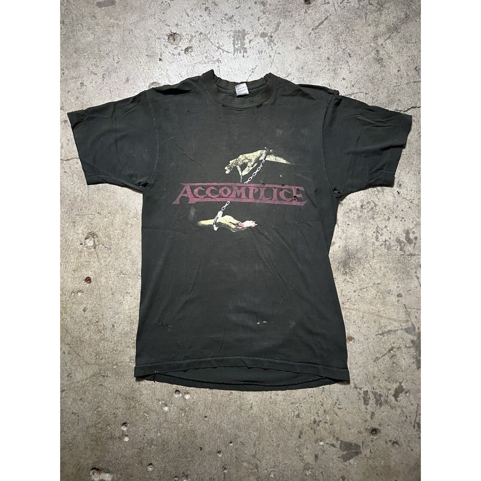 Fruit Of The Loom Vintage accomplice handcuff not telling T-Shirt Distressed Size US L / EU 52-54 / 3 - 1 Thumbnail