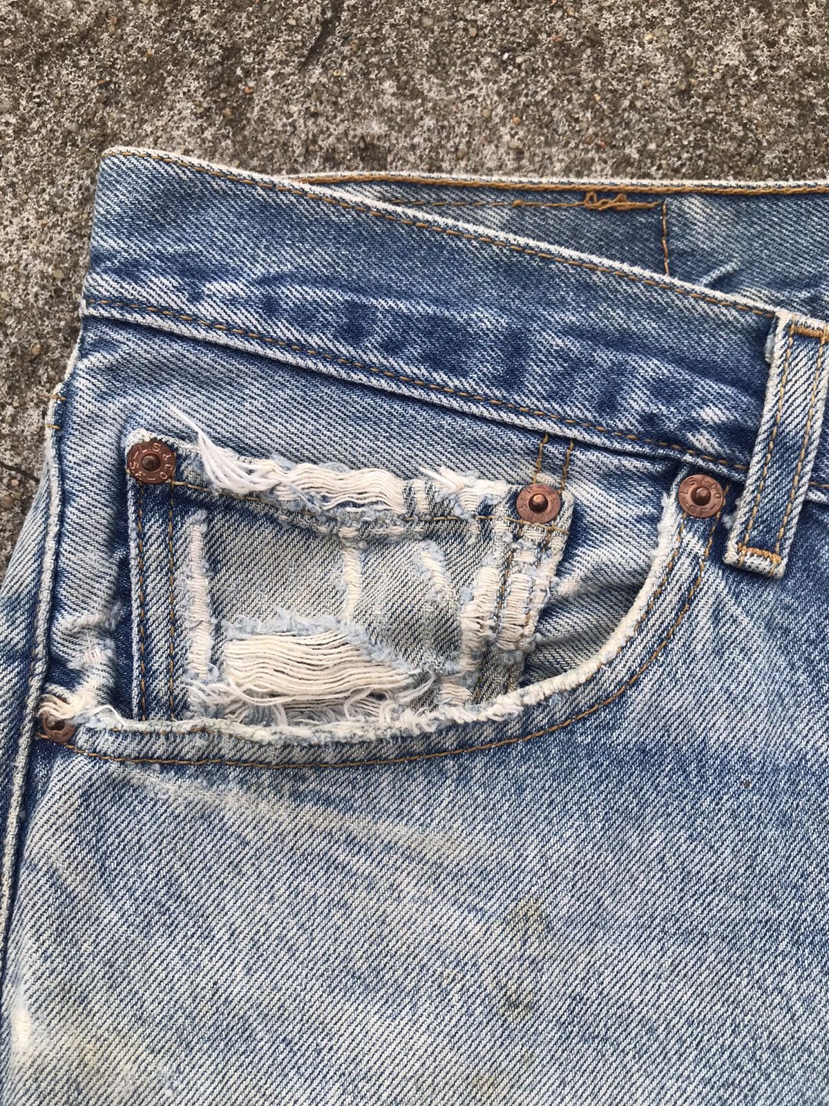 Levi's Vintage Levis 501 Buttonfly Distressed Size US 37 - 9 Thumbnail