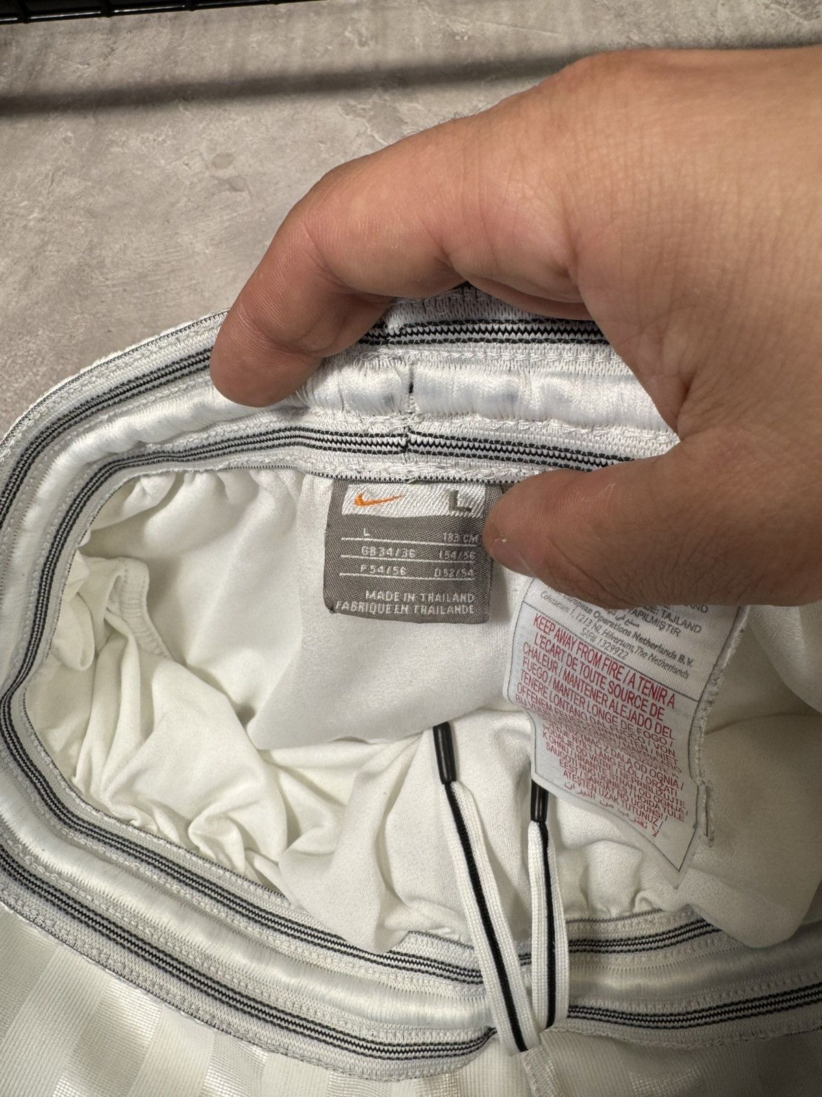 Other Vintage Nike White/Silver Stripes Short Size US 32 / EU 48 - 7 Thumbnail