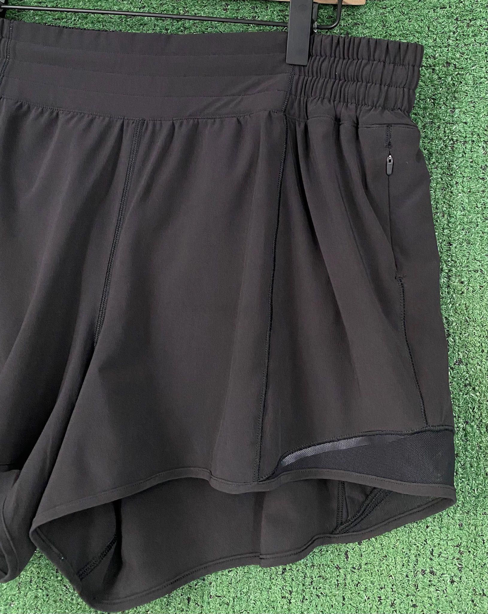 Lululemon Lululemon Hotty Hot High Rise 4" Inseam Black Shorts 12 Size 36" / US 14 / IT 50 - 2 Thumbnail