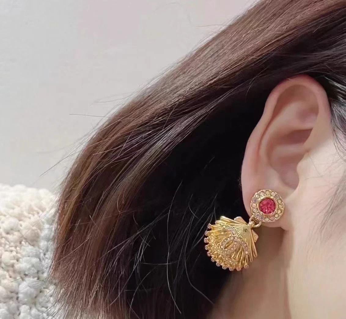 Chanel Chanel 23C Gold Shell Earrings Mint Auth AK281 Size ONE SIZE - 6 Thumbnail