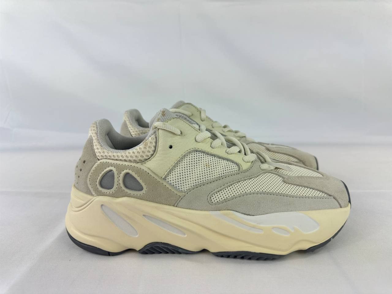 Boost Grey Yeezy Inertia Colorway Adidas Yeezy Boost 700 V1 Analog