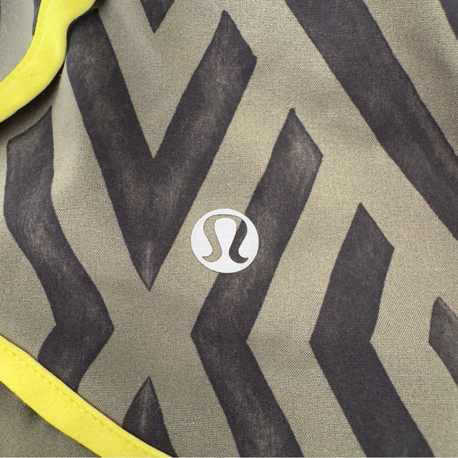 Lululemon Lululemon Run Times Short *4-way Stretch Chevron Shuffle EUC Size 27" / US 4 / IT 40 - 11 Thumbnail