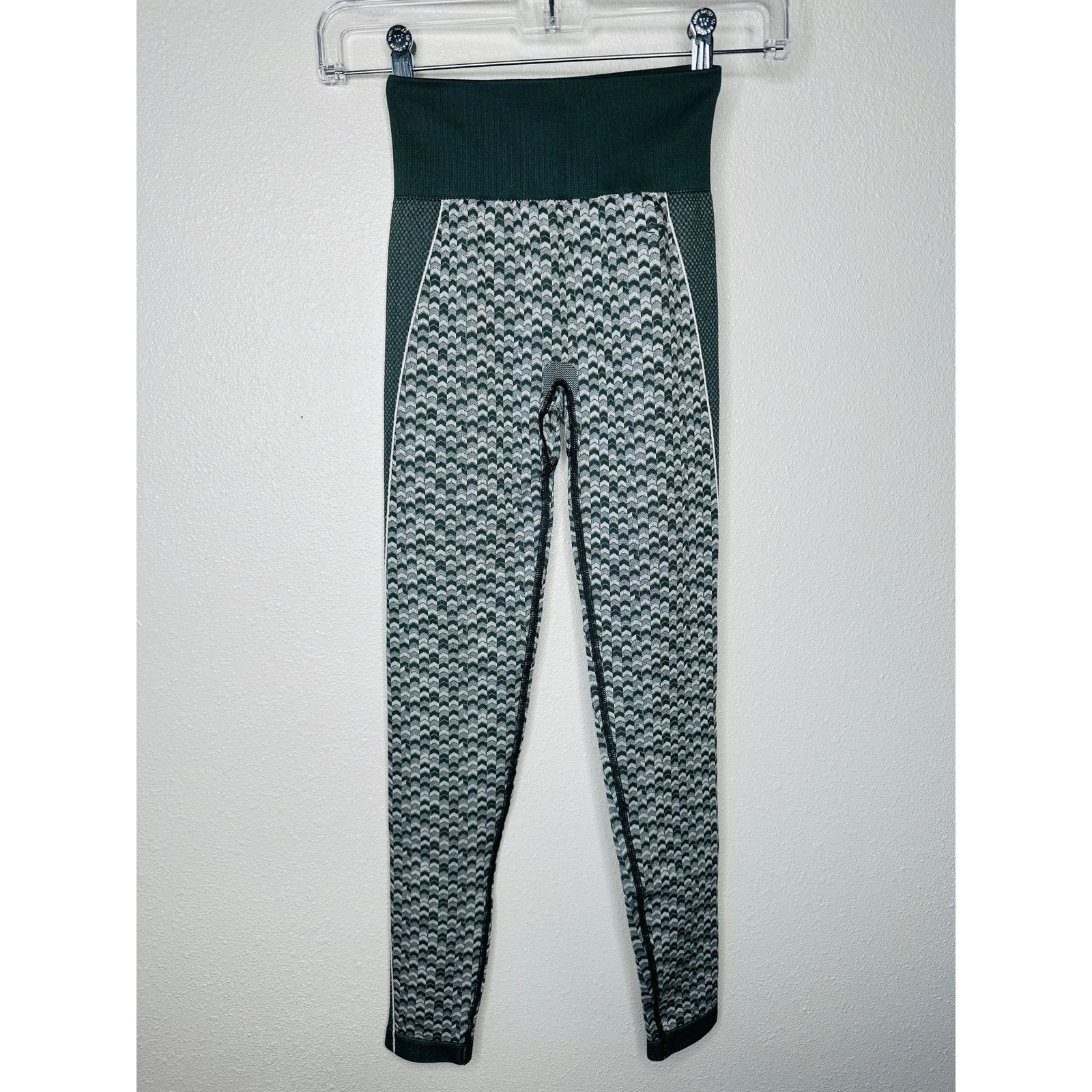 Gymshark Gymshark Olive Booty Enhancing Leggings XS High Waist Size 25" / US 0 / IT 36 - 2 Thumbnail