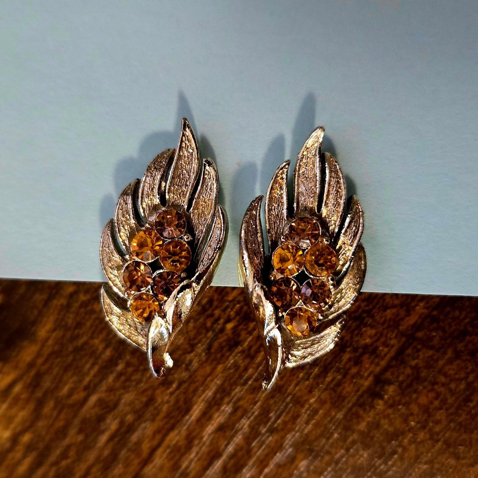 Pieces Uniques Vintage CORO Pegasus Signed Gold Leaf Clip-on Earrings Size ONE SIZE - 2 Thumbnail